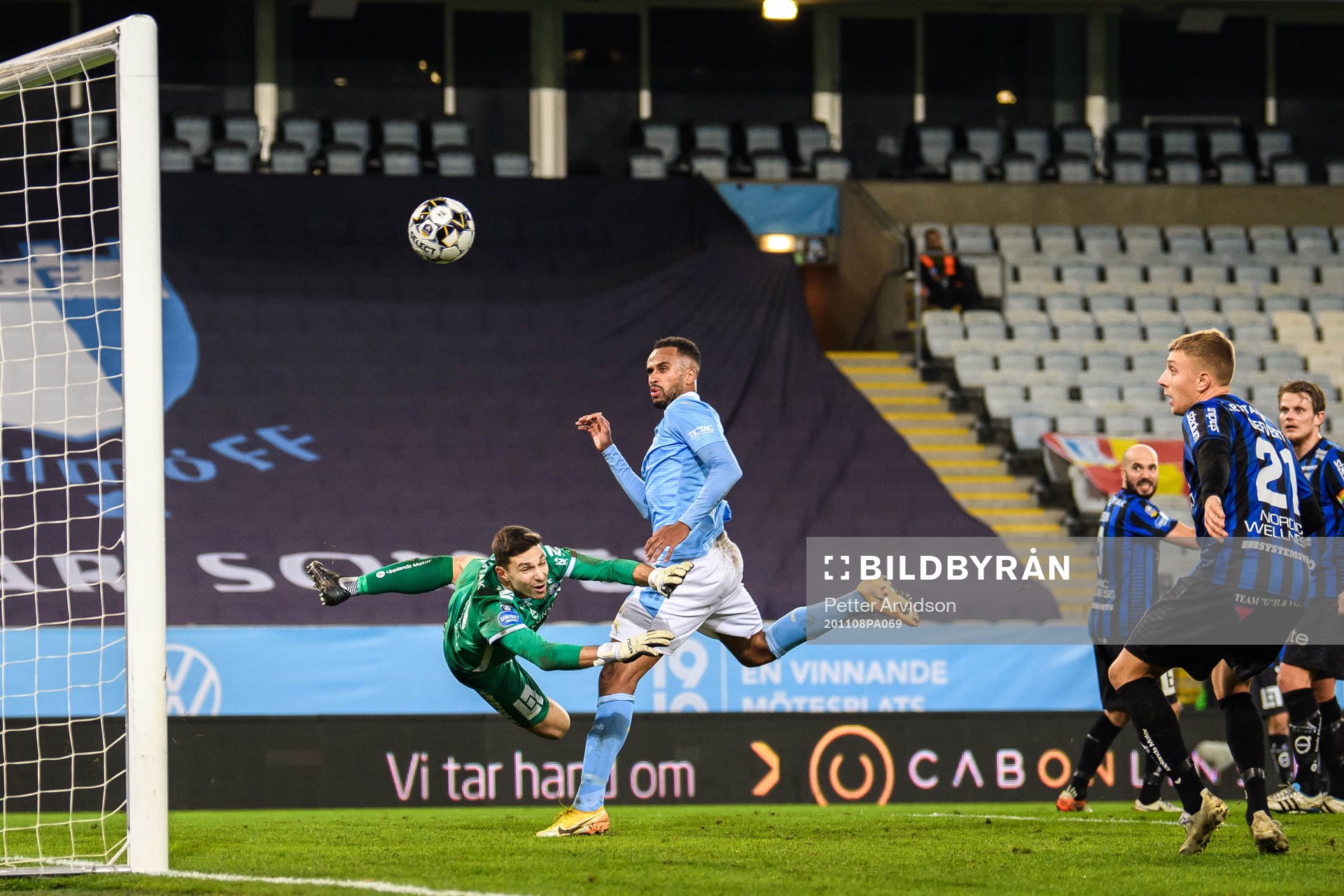 Malmö FFs Isaac Kiese Thelin och Sirius målvakt Jonathan