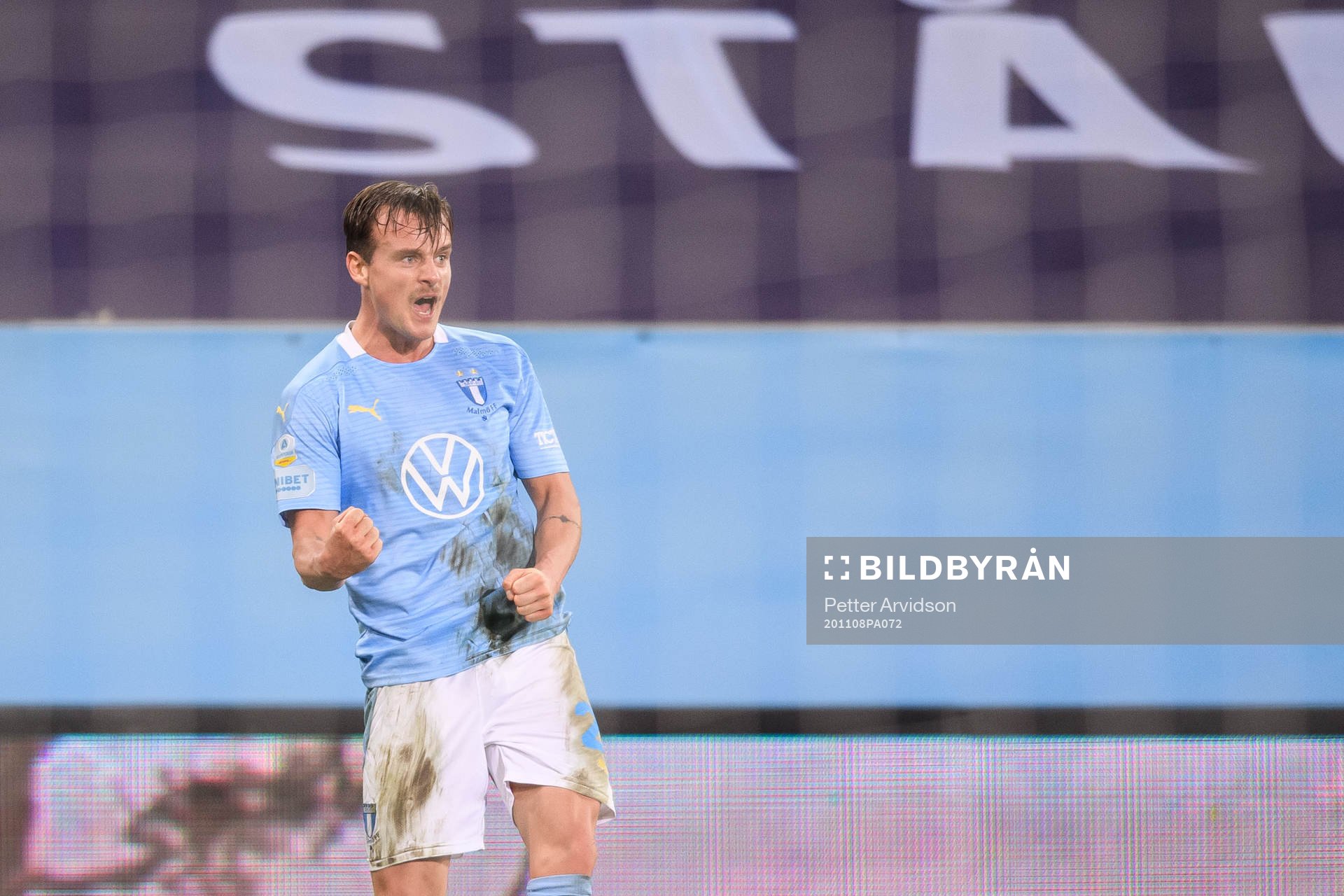 Malmö FFs Eric Larsson jublar efter 4-0 under fotbollsmatchen i Allsvenskan mellan Malmö FF och Sirius den 8 november 2020 i Malmö.