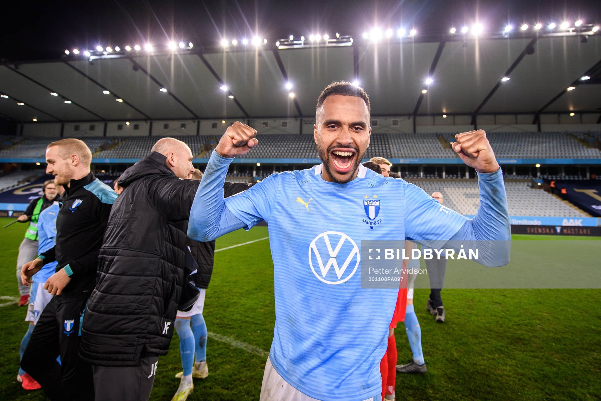 Malmö FFs Isaac Kiese Thelin jublar över SM-guldet