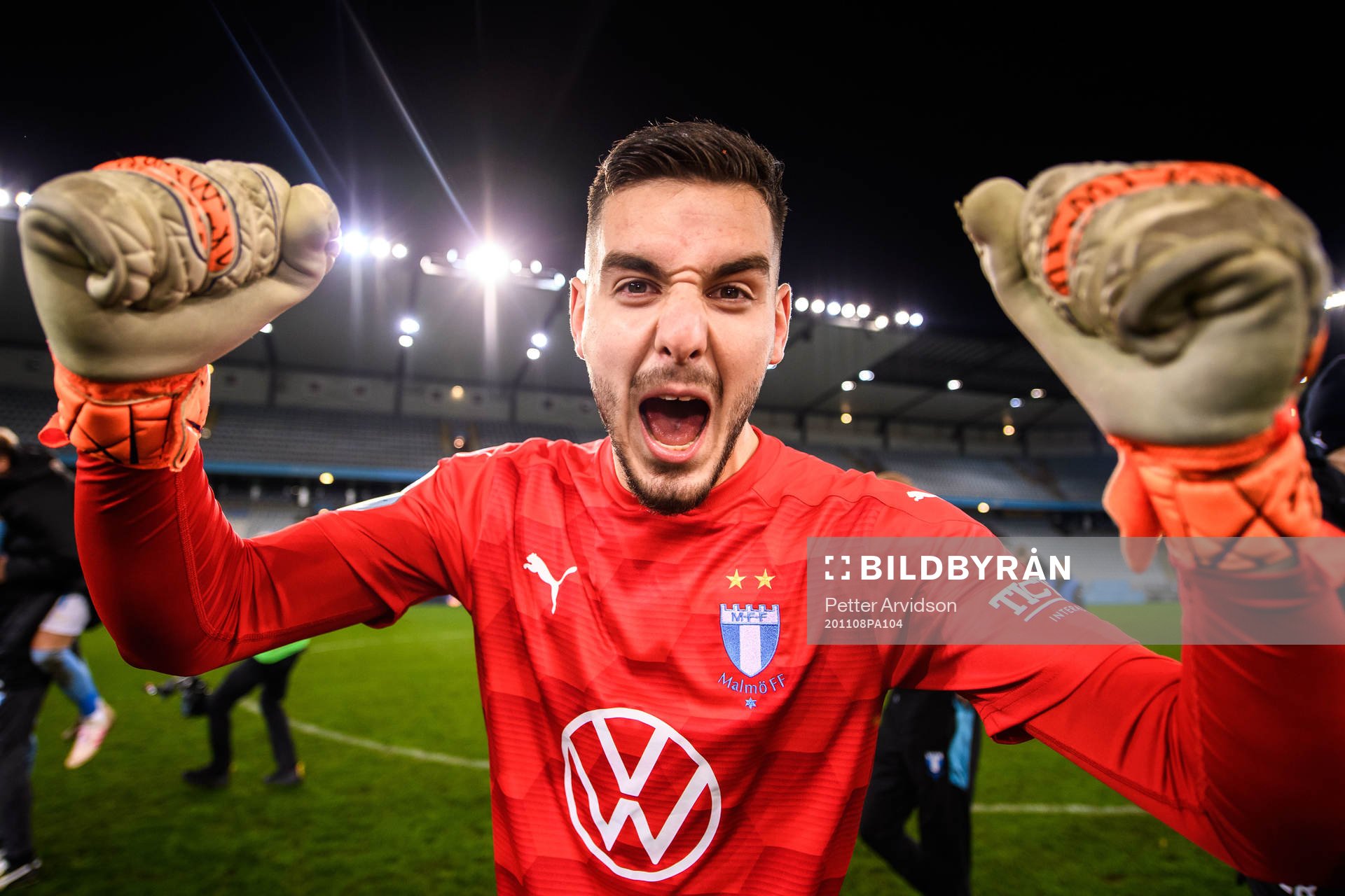 Malmö FFs målvakt Marko Johansson jublar över SM-guldet efter fotbollsmatchen i Allsvenskan mellan Malmö FF och Sirius den 8 november 2020 i Malmö.