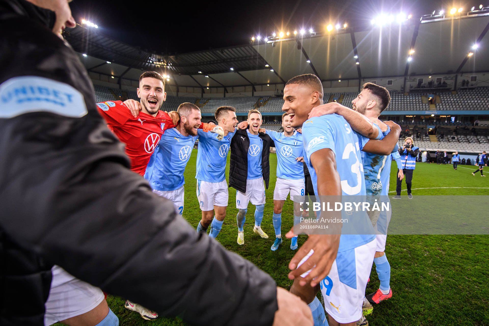 Malmö FFs Amin Sarr jublar med lagkamrater över SM-guldet