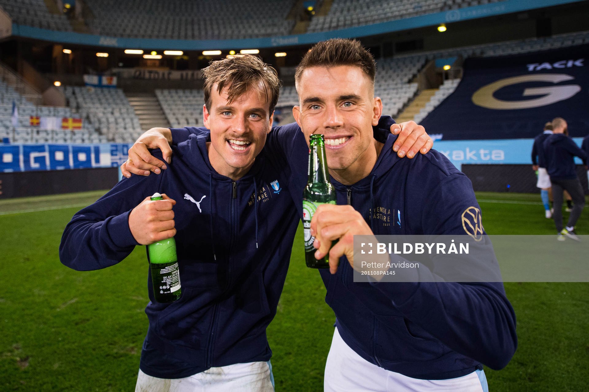 Malmö FFs Eric Larsson och Jonas Knudsen jublar över SM-guldet efter fotbollsmatchen i Allsvenskan mellan Malmö FF och Sirius den 8 november 2020 i Malmö.
