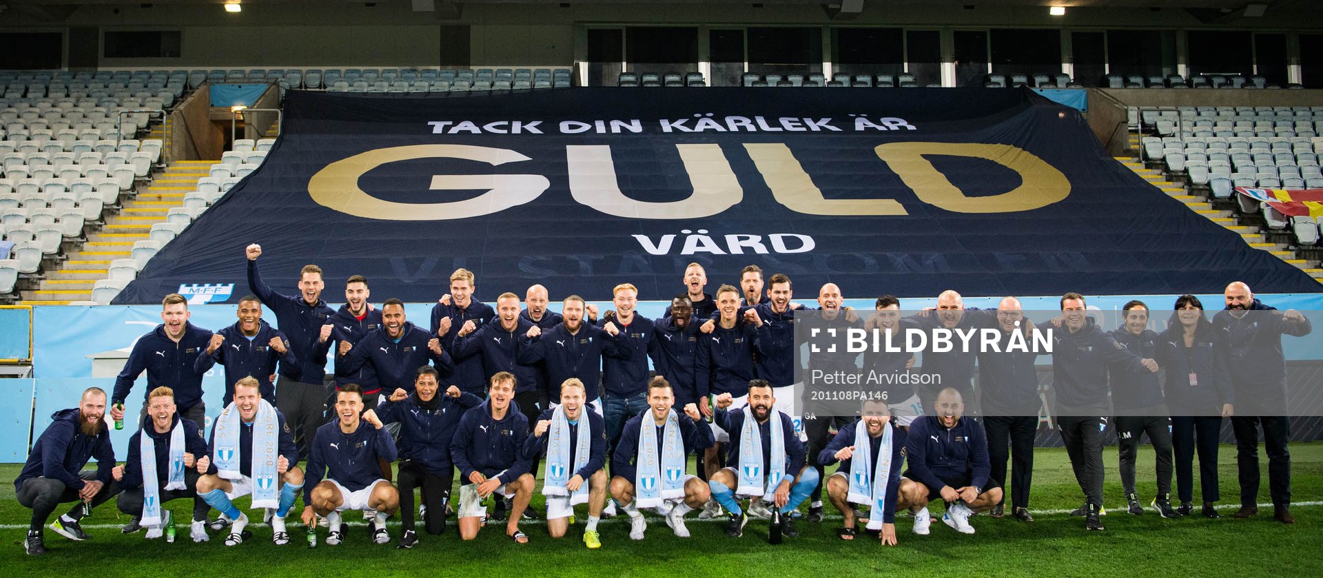 Malmö FFs spelare och ledare jublar över SM-guldet efter fotbollsmatchen i Allsvenskan mellan Malmö FF och Sirius den 8 november 2020 i Malmö.