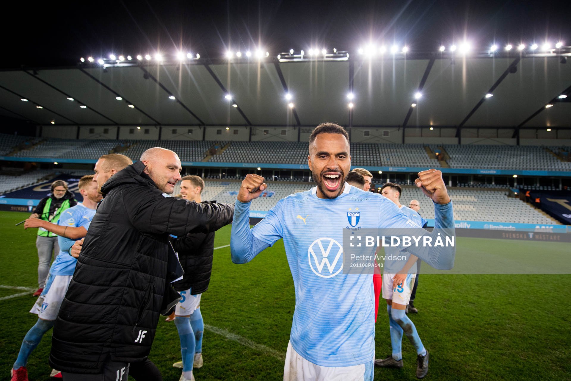 Malmö FFs Isaac Kiese Thelin jublar över SM-guldet