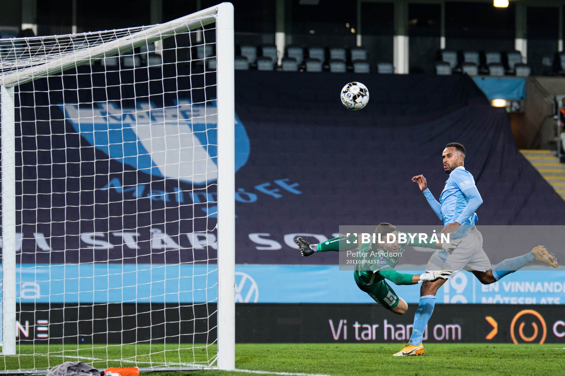 Malmö FFs Isaac Kiese Thelin och Sirius målvakt Jonathan
