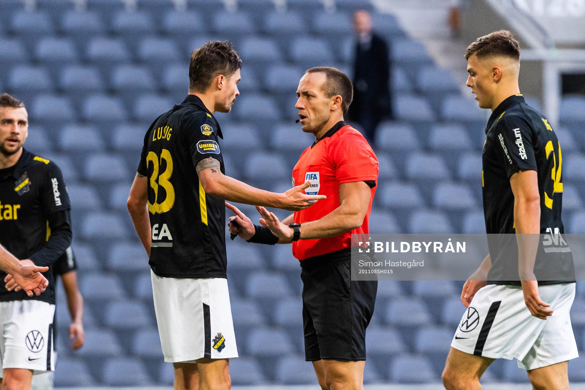 s Mikael Lustig i samtal med domare Kaspar Sjöberg
