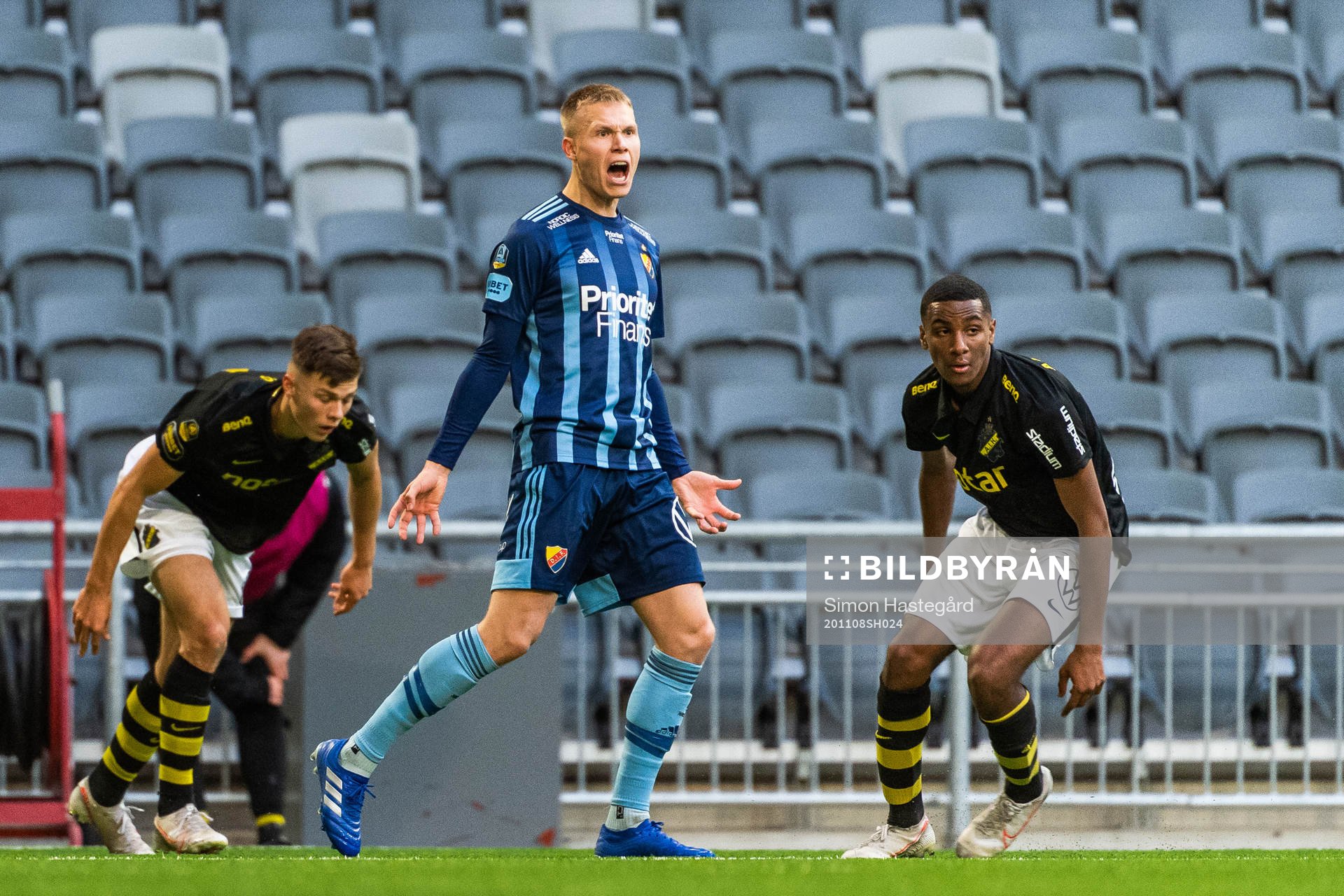 Djurgårdens Jonathan Augustinsson reagerar