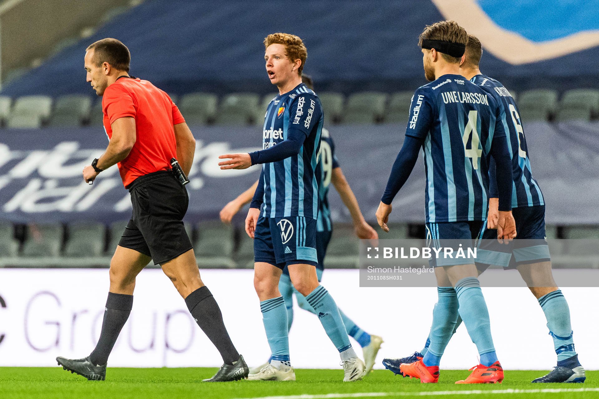 Djurgårdens Aslak Witry reagerar mot domare Kaspar Sjöberg