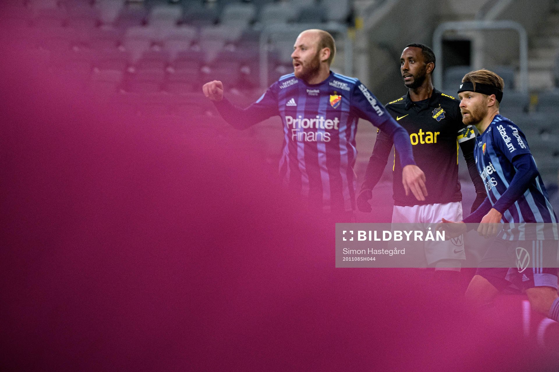s Henok Goitom i en kamp mot Djurgårdens Curtis Edwards