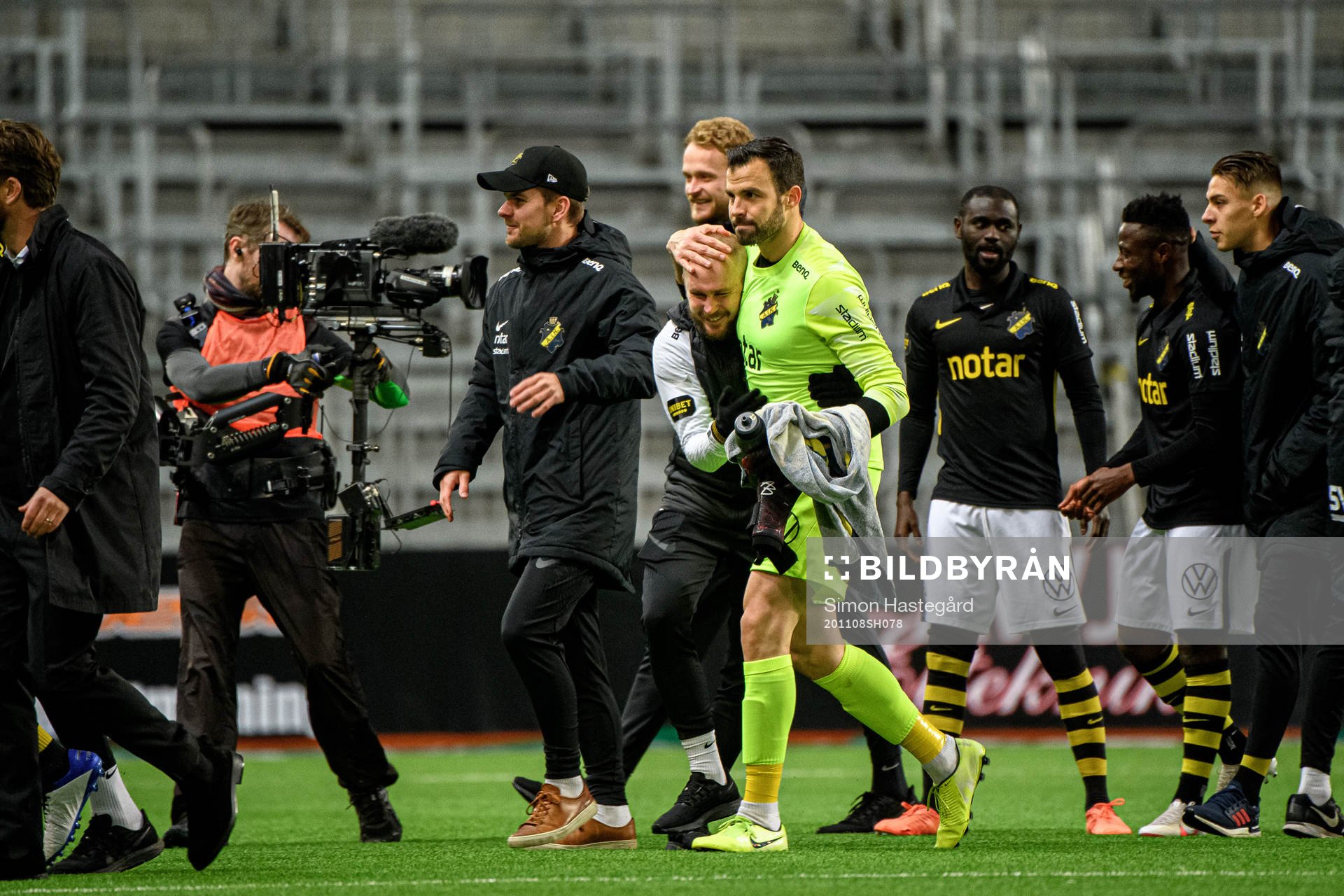AIK:s målvakt Budimir Janosevic jublar efter fotbollsmatchen i Allsvenskan mellan Djurgården och AIK den 8 november 2020 i Stockholm.