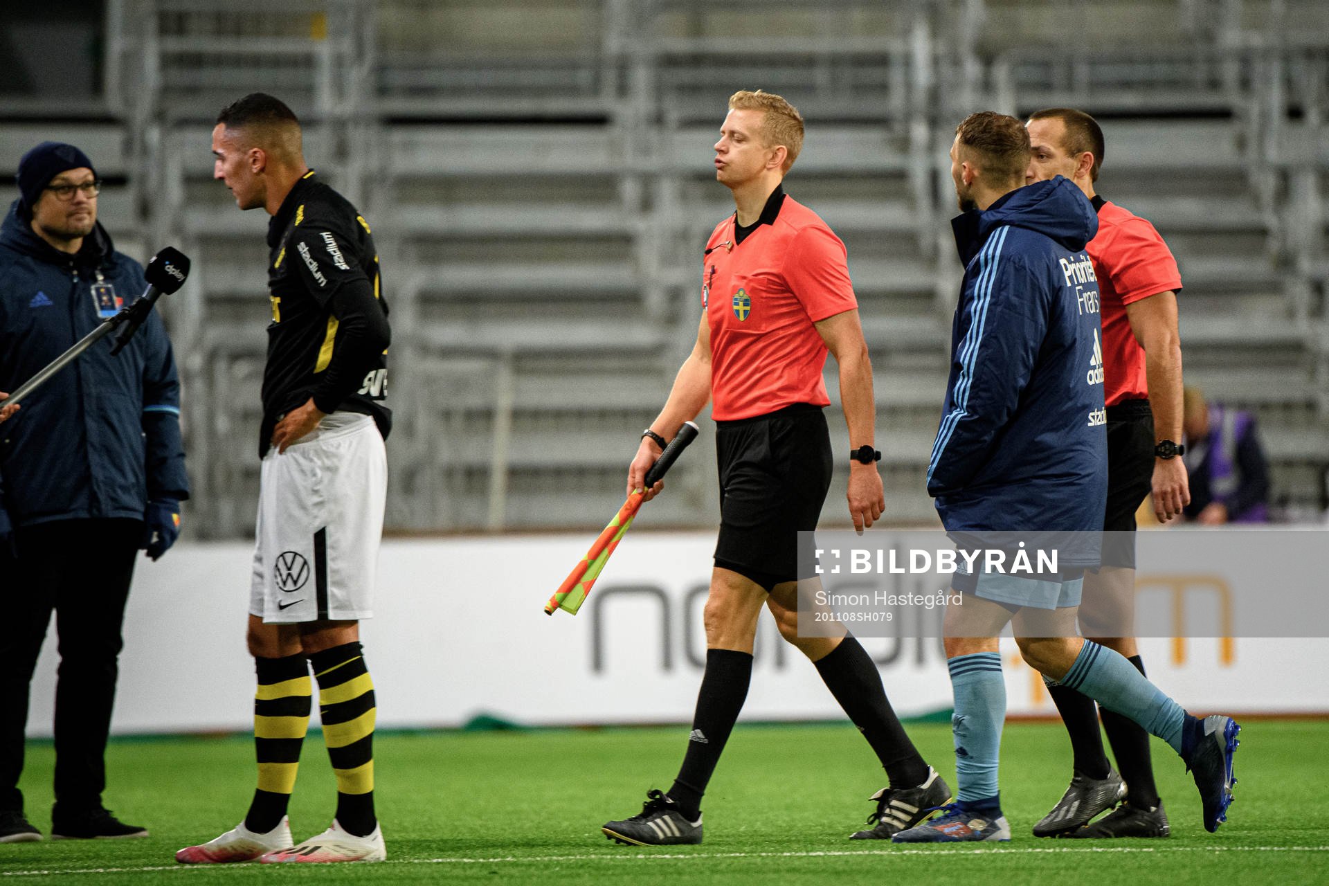 Djurgårdens Jesper Karlström i samtal med domarna efter fotbollsmatchen i Allsvenskan mellan Djurgården och AIK den 8 november 2020 i Stockholm.