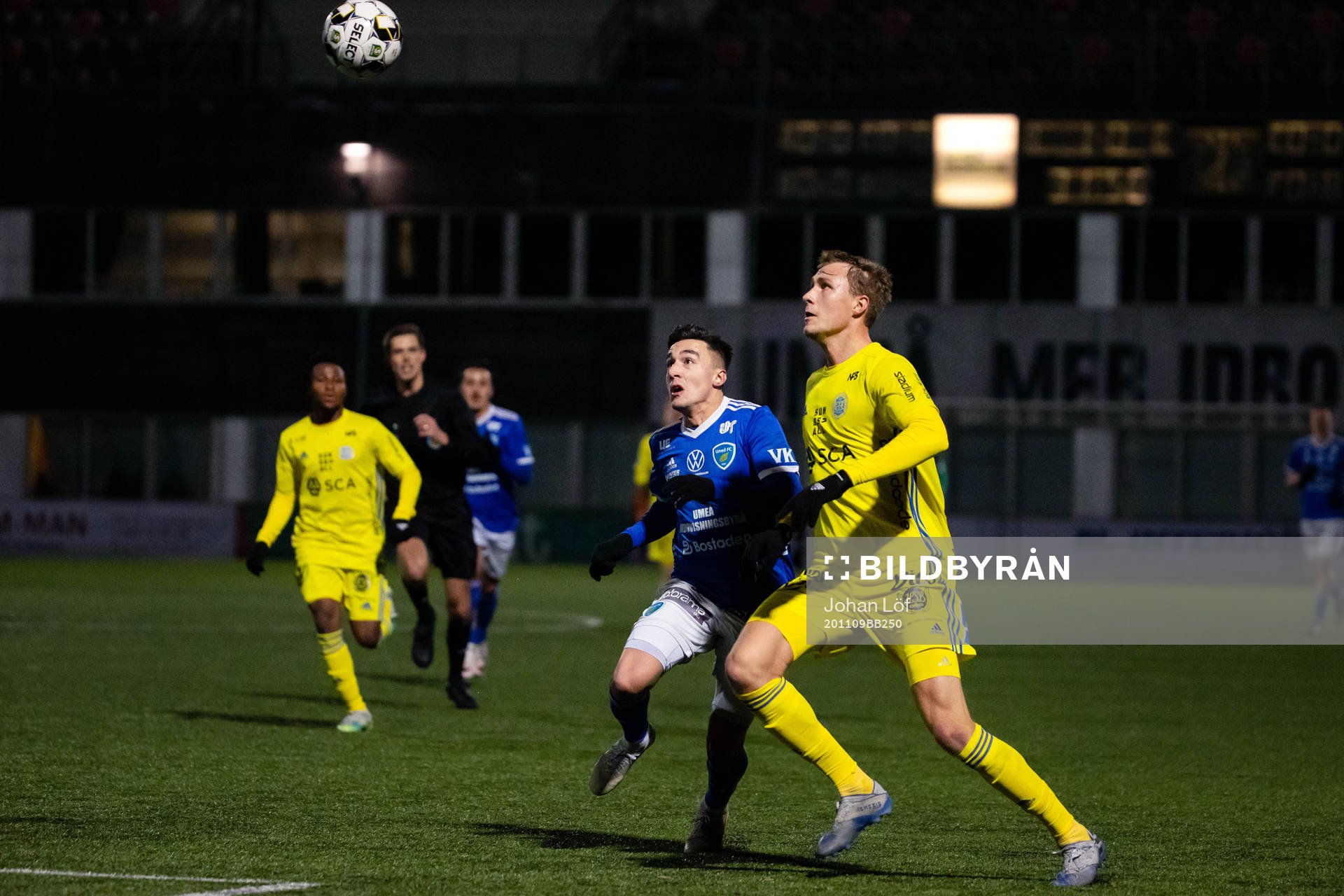 Umeås Deniz Yaldir och Sundsvalls Niklas Dahlström i kamp om boll under fotbollsmatchen i Superettan  mellan Umeå FC och GIF Sundsvall den 9 november 2020 i Umeå.