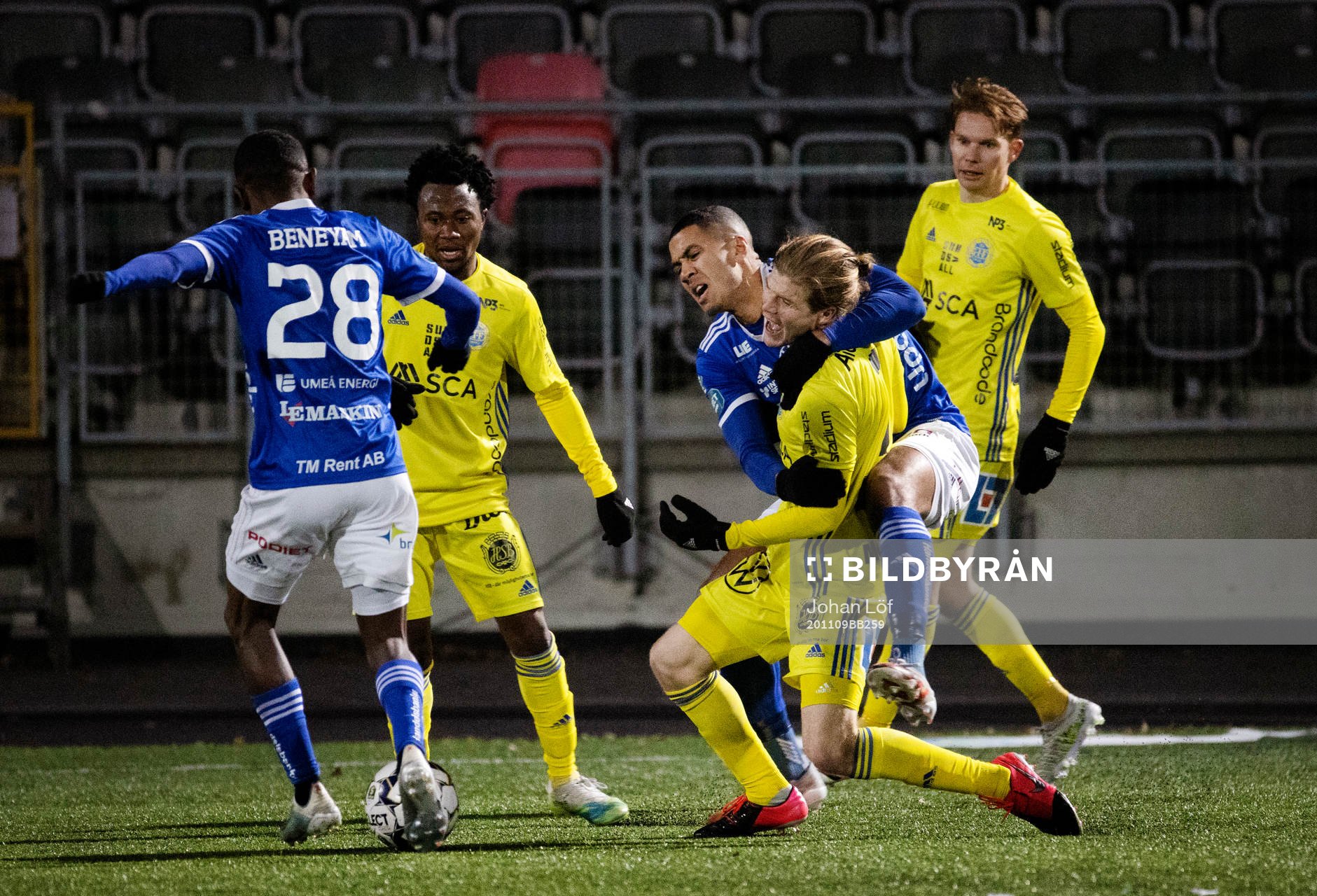 Umeås Timothy McNeil och Sundsvalls Oliver Berg