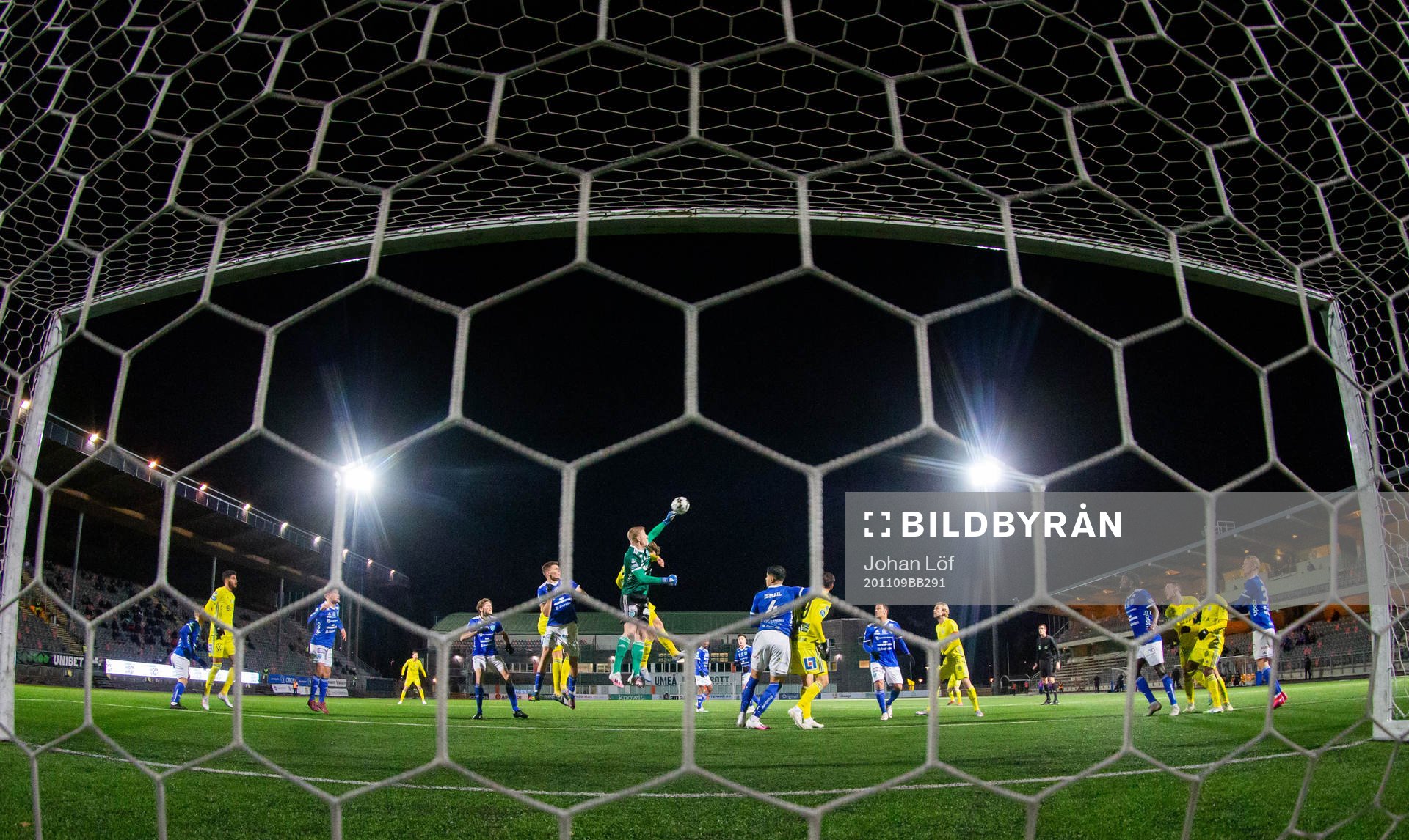 Umeås målvakt Viktor Frodig boxar ut bollen under fotbollsmatchen i Superettan mellan Umeå FC och GIF Sundsvall den 9 november 2020 i Umeå.