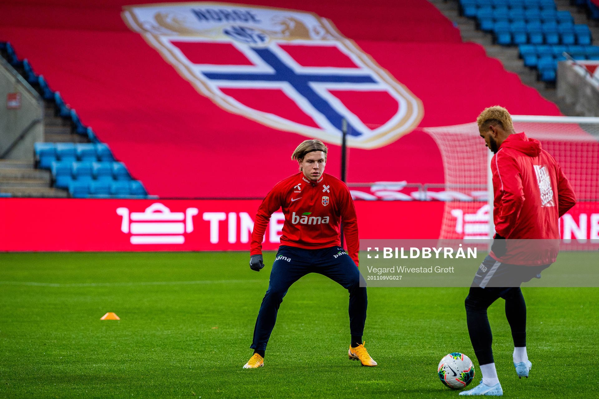 Jens Petter Hauge and Joshua King of the Norwegian national