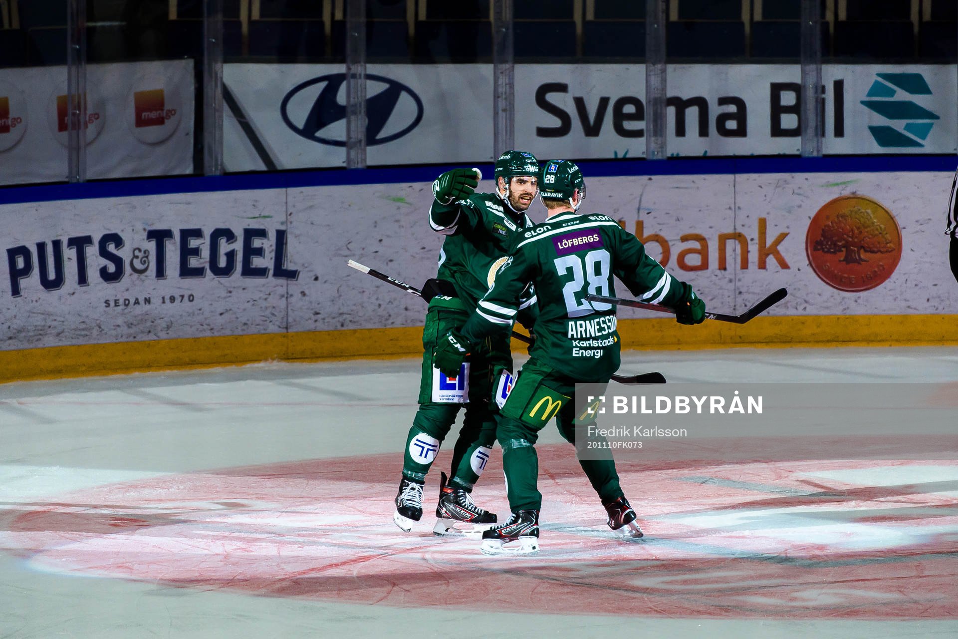 Färjestads Martin Johansson och Linus Arnesson jublar