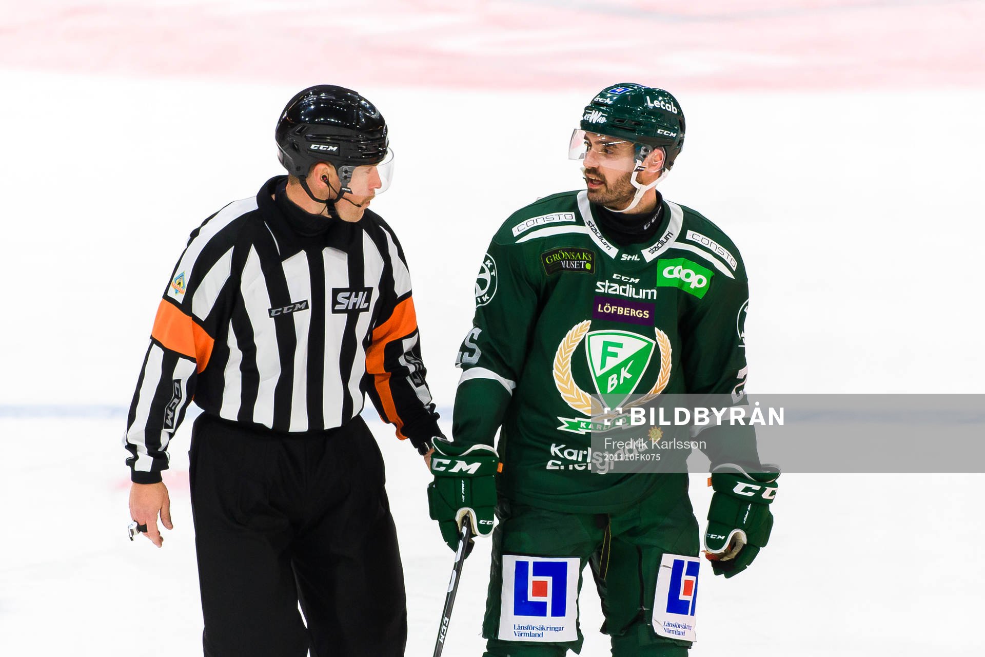 Domare Tobias Björk och Färjestads Martin Johansson i