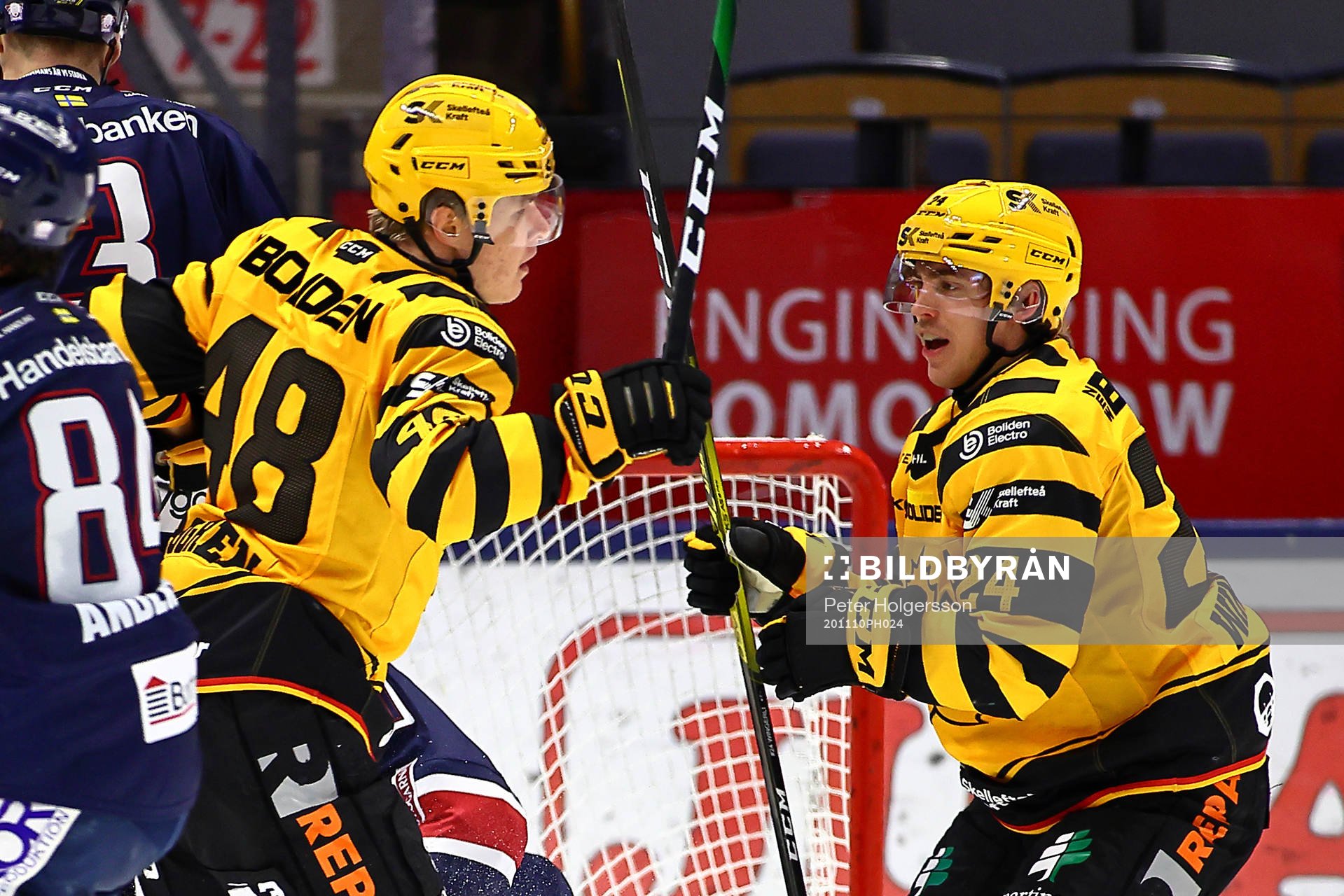 Skellefteås Jonatan Berggren jublar med Andreas Wingerli