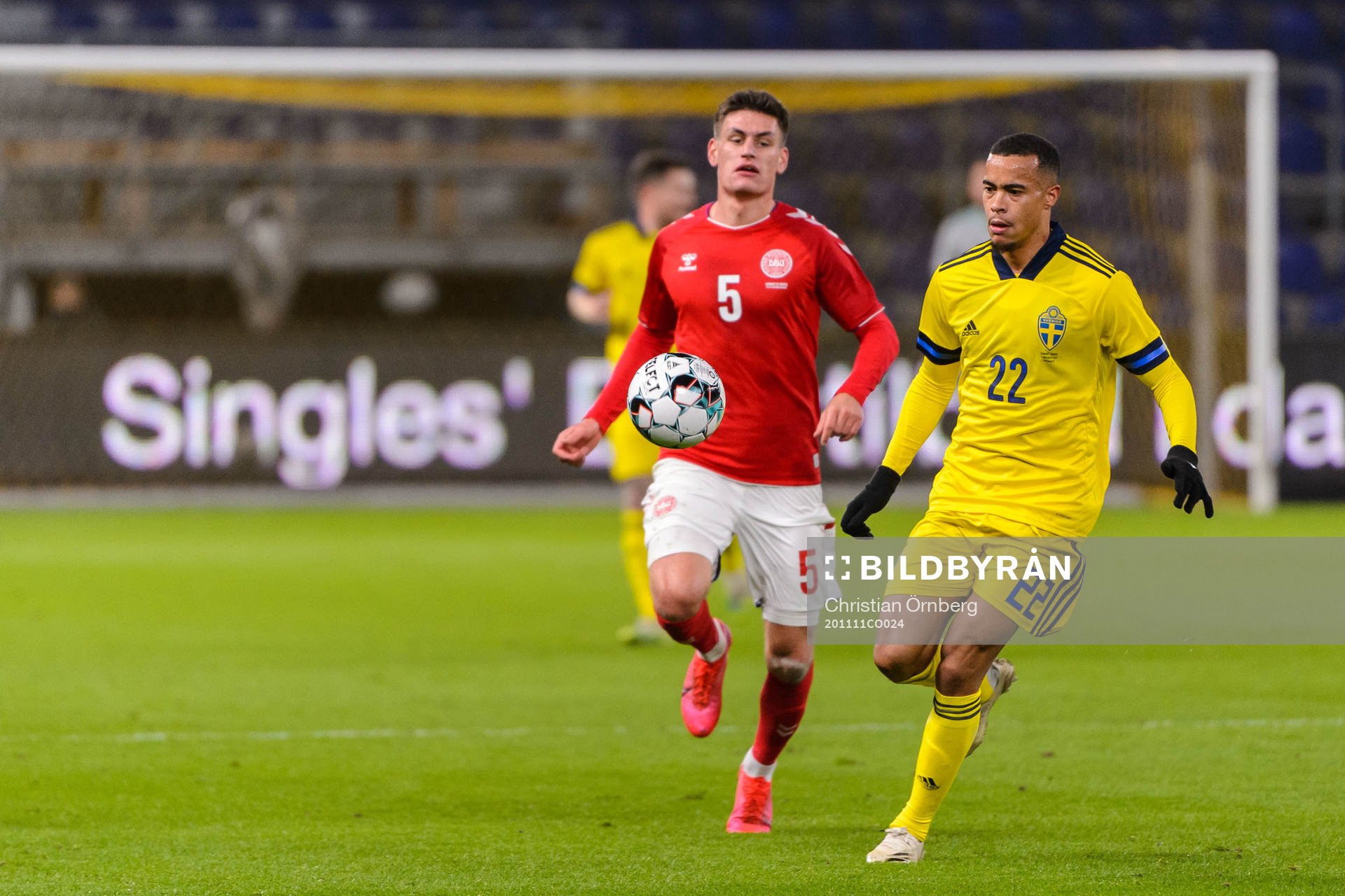 Joakim Mæhle of Denmark and Robin Quaison of Sweden