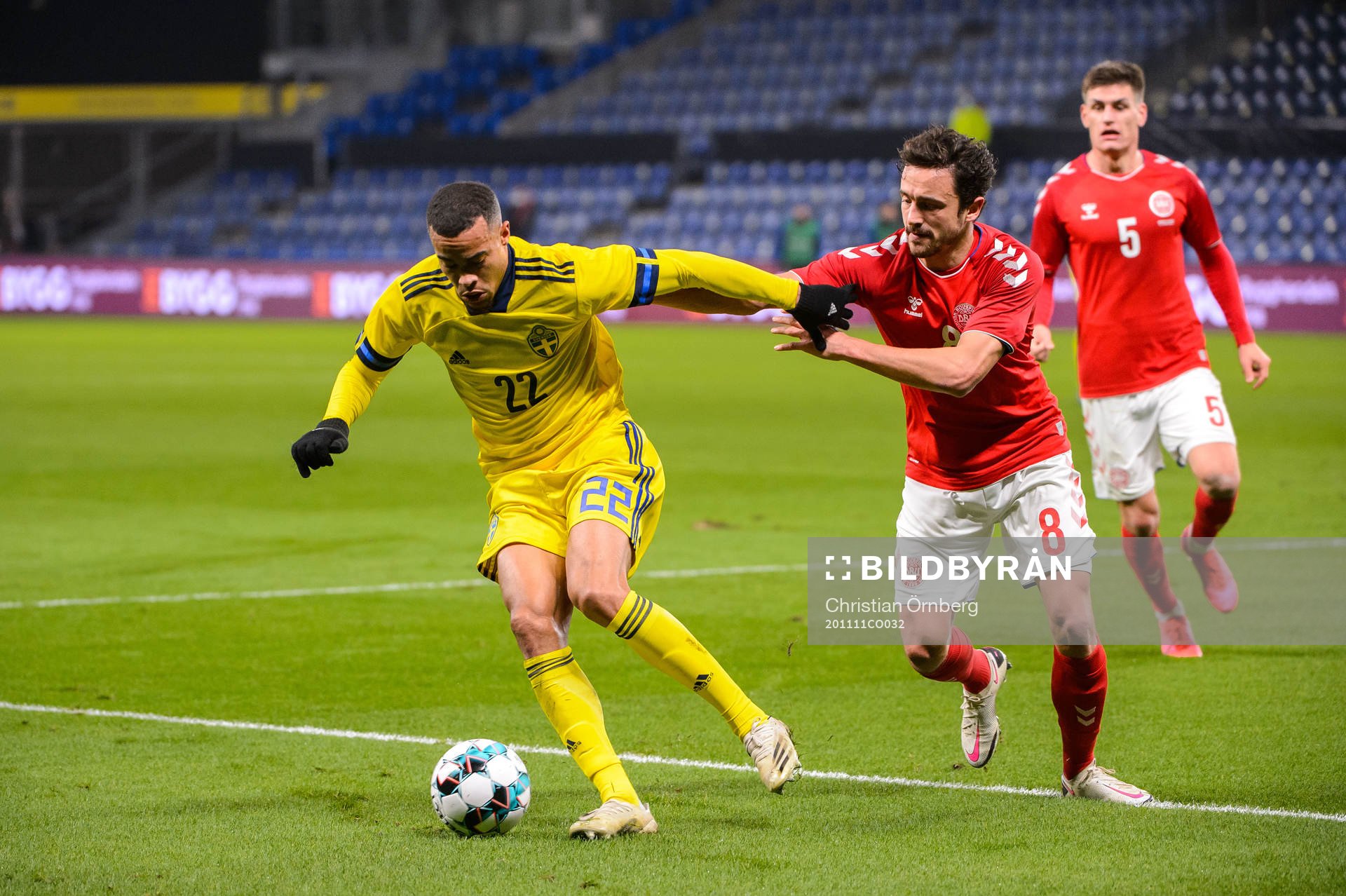 Robin Quaison of Sweden and Thomas Delaney of Denmark