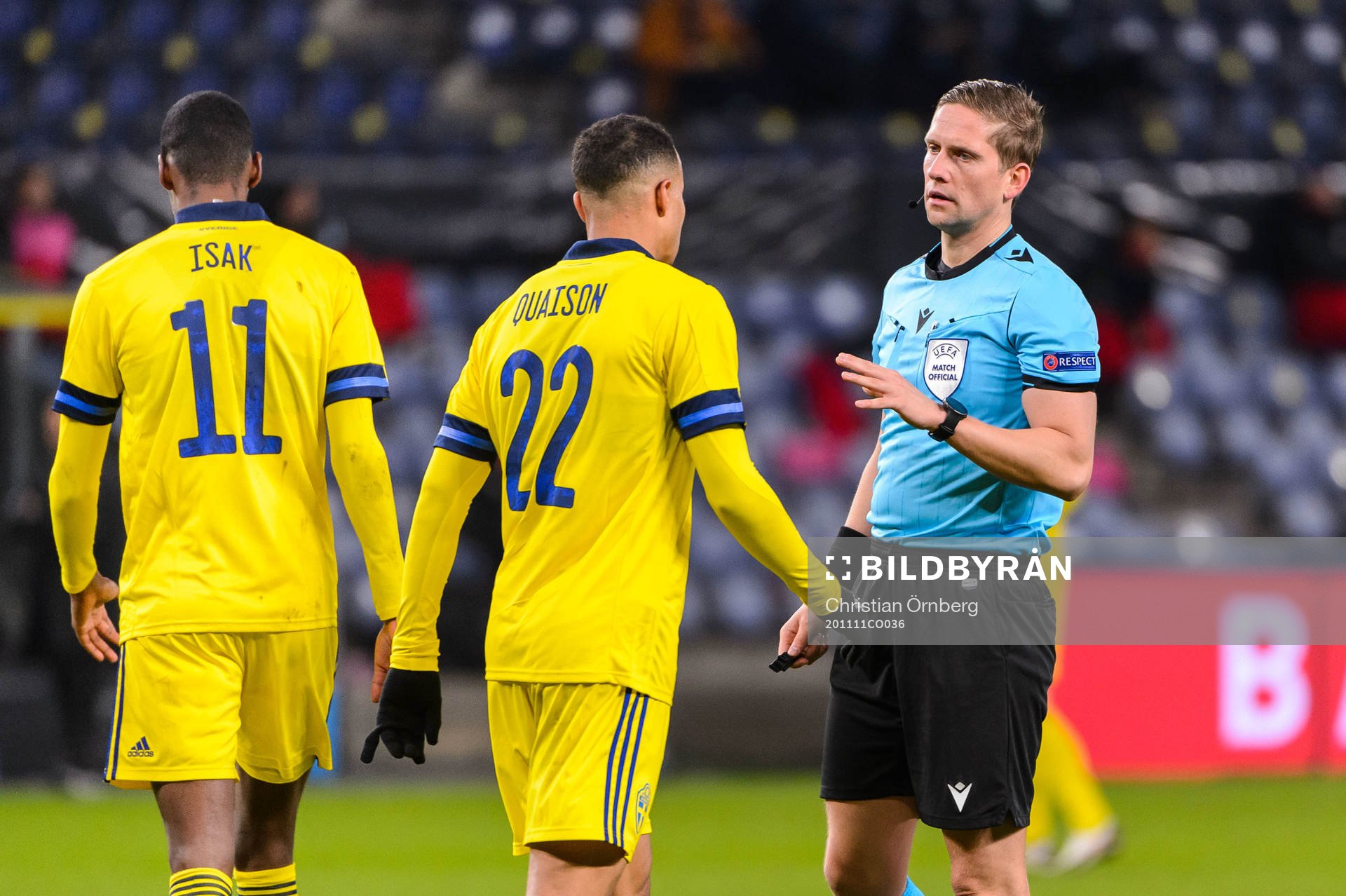 Referee Espen Andreas Eskås in a conversation with