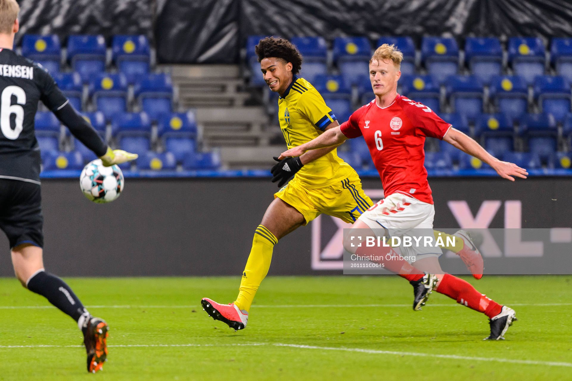 Jens-Lys Cajuste of Sweden and Jens Jønsson of Denmark