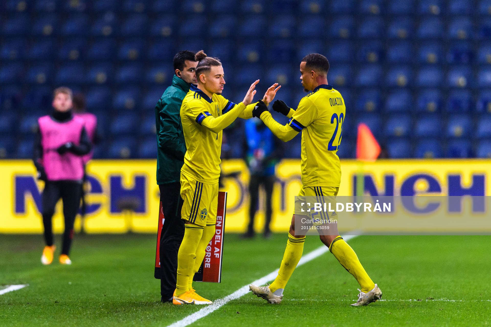 Jordan Larsson changes with Robin Quaison of Sweden