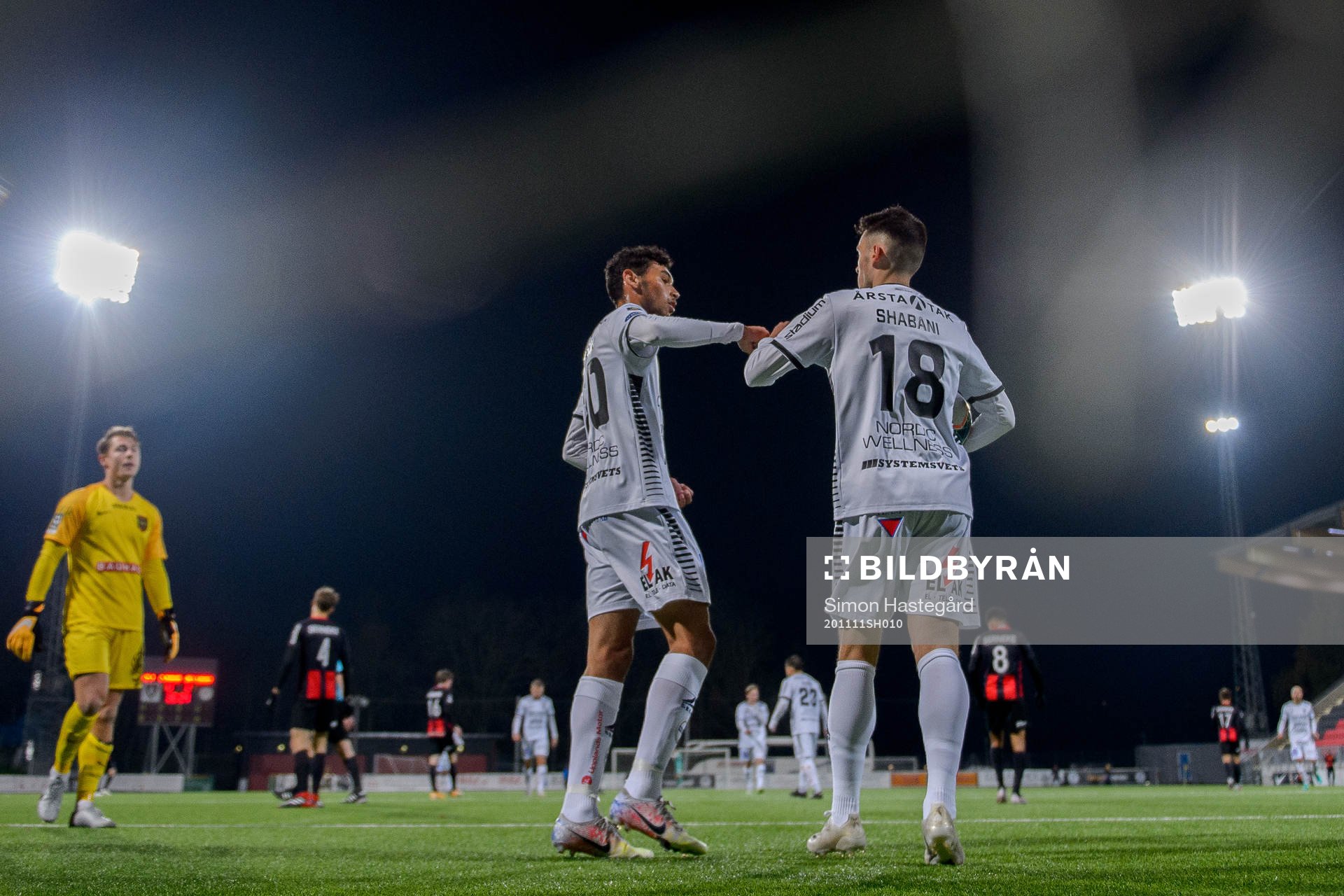 Sirius Joakim Persson och Laurent Shabani jublar