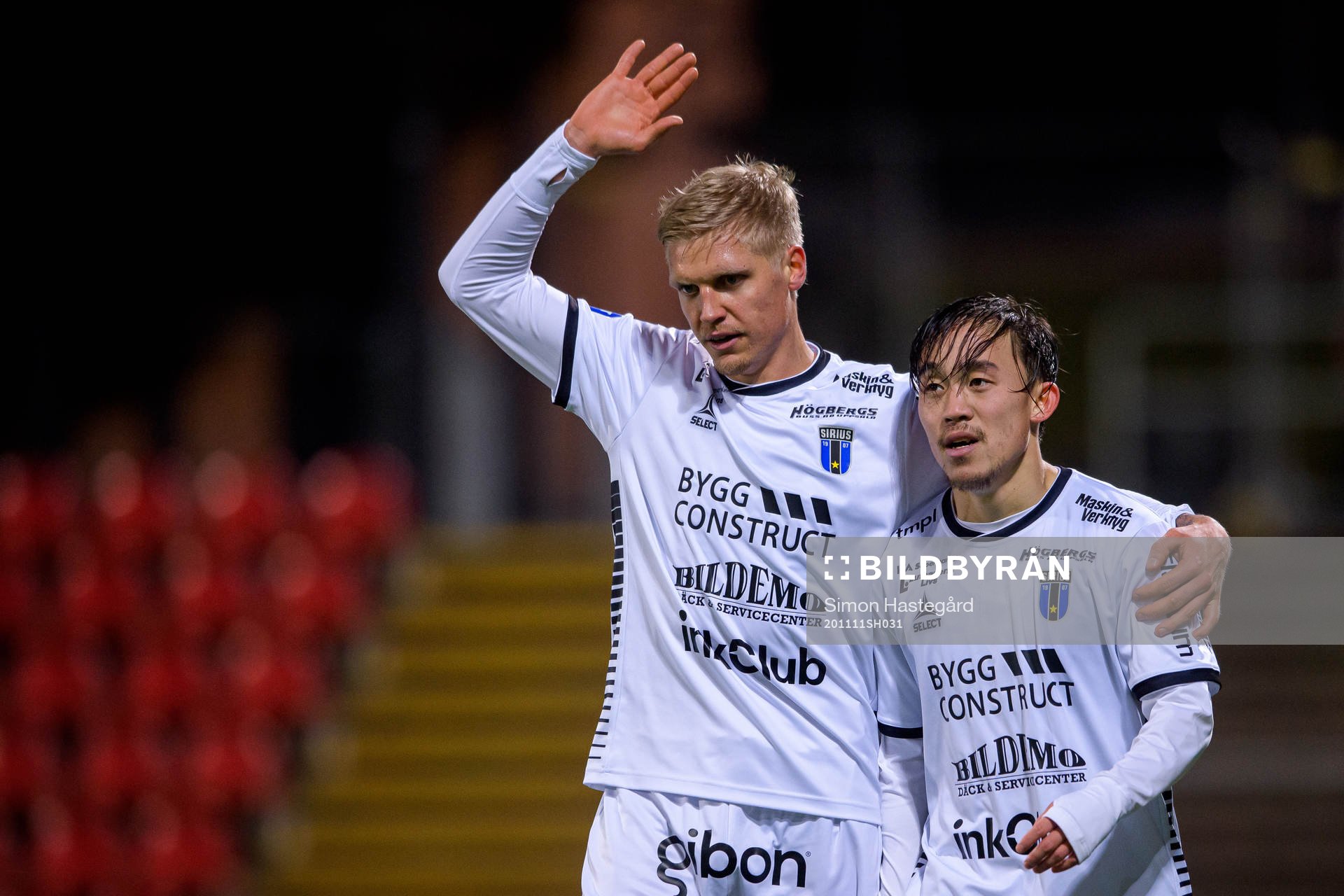 Sirius André Österholm jublar med Yukiya Sugita efter 1-3 under fotbollsmatchen i Svenska Cupen mellan Brommapojkarna och Sirius den 11 november 2020 i Stockholm.