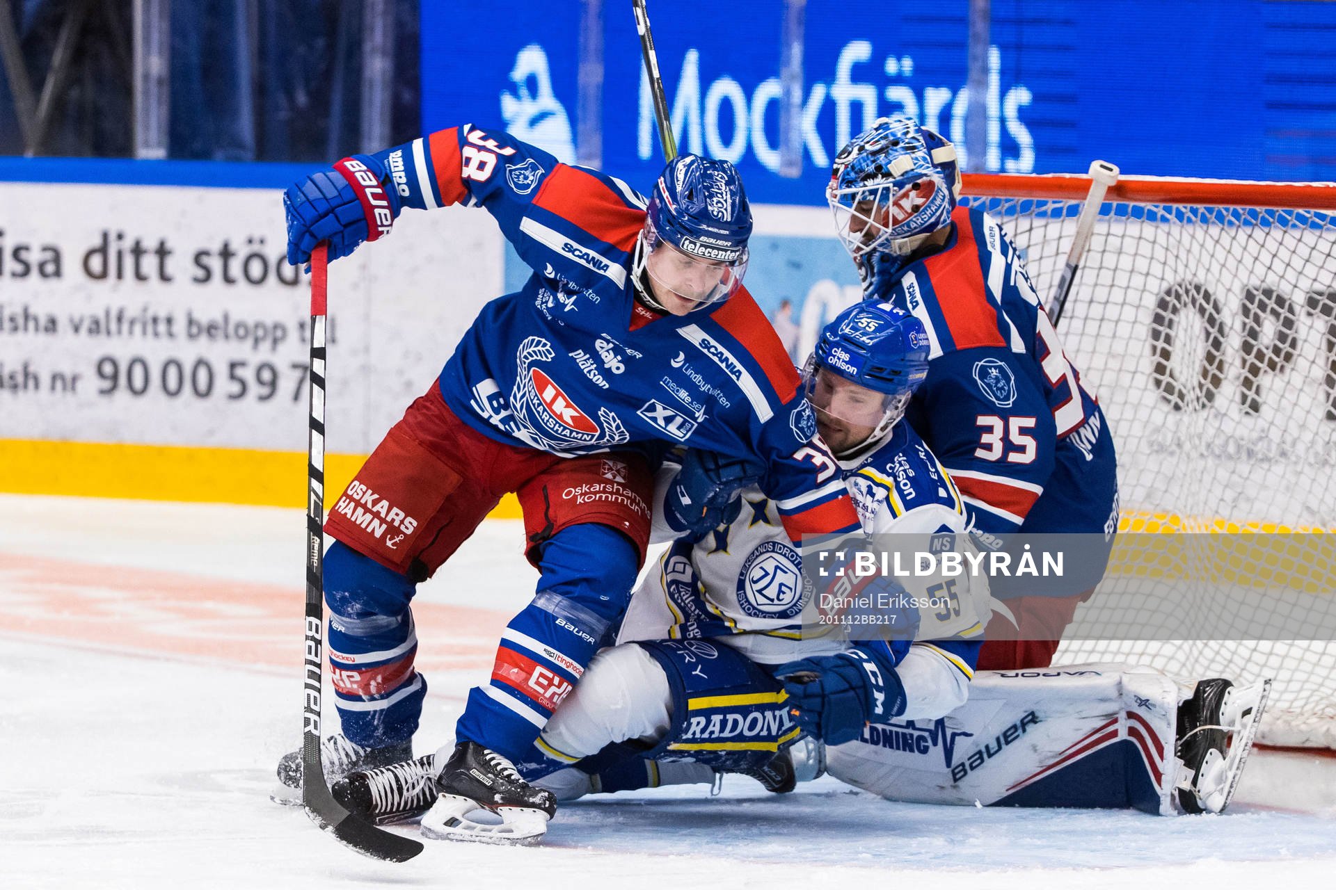 Oskarshamns Nichlas Torp och målvakt Joe Cannata mot