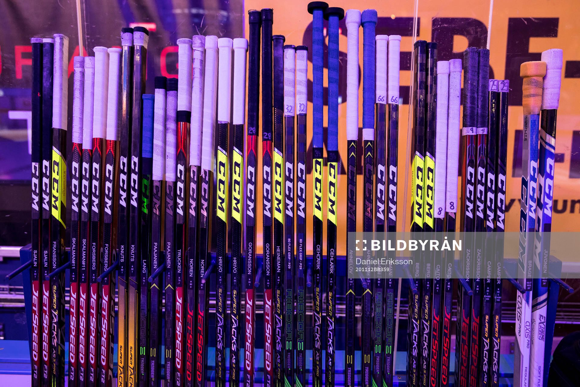 Klubbor i båset innan ishockeymatchen i SHL mellan Leksand