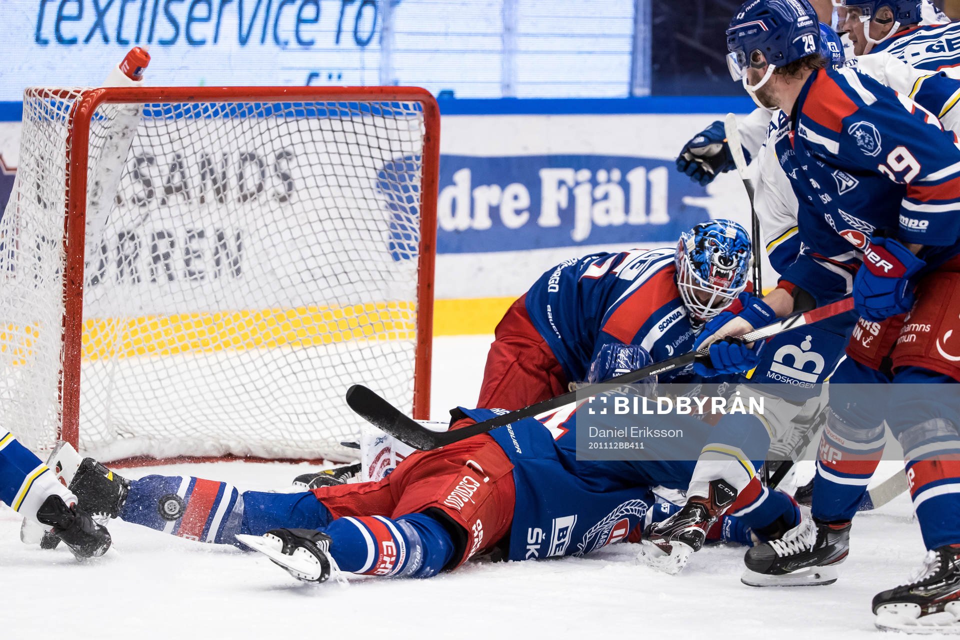 Oskarshamns Philip Samuelsson räddar framför Oskarshamns