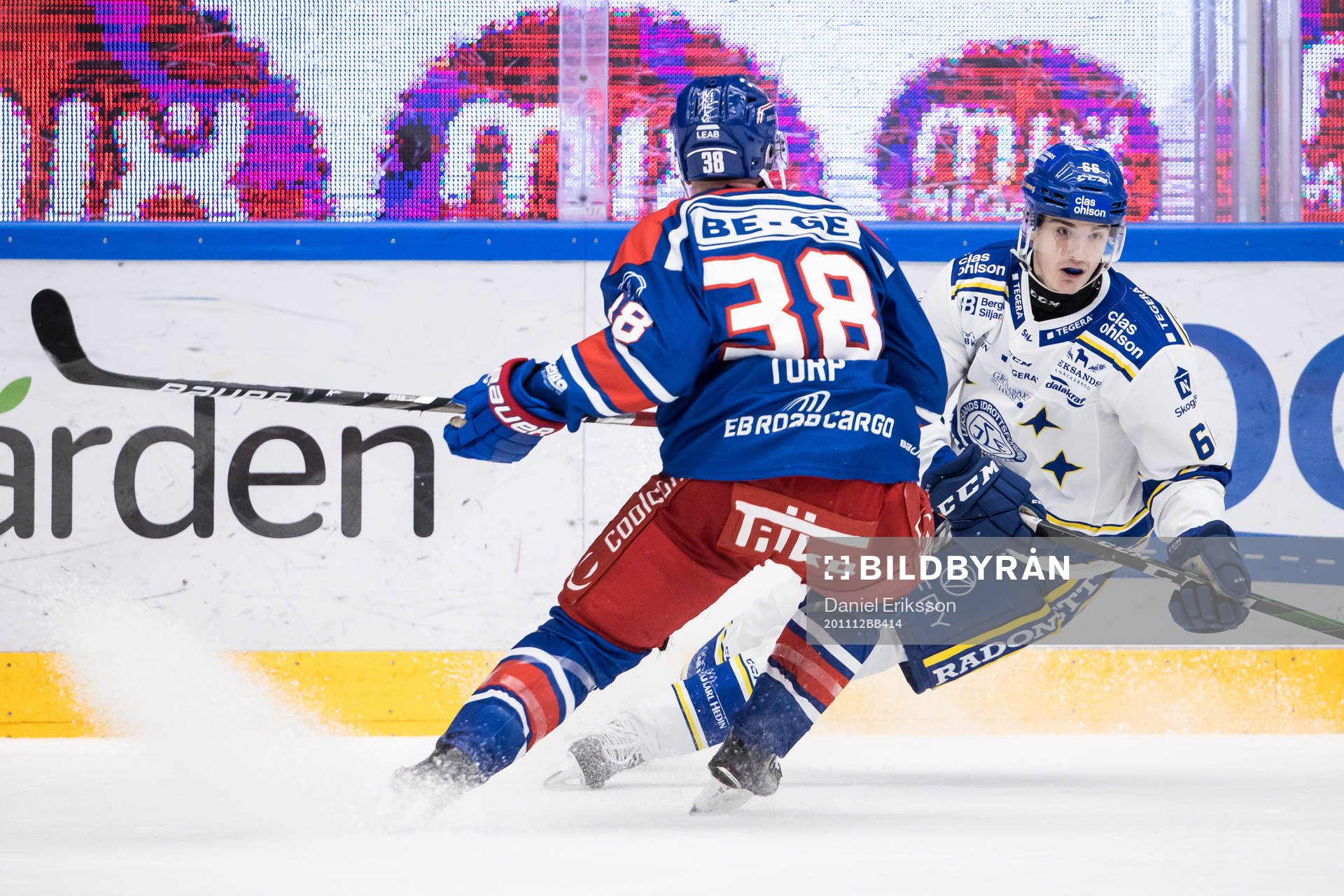 Oskarshamns Nichlas Torp tacklar Leksands Nils Åman