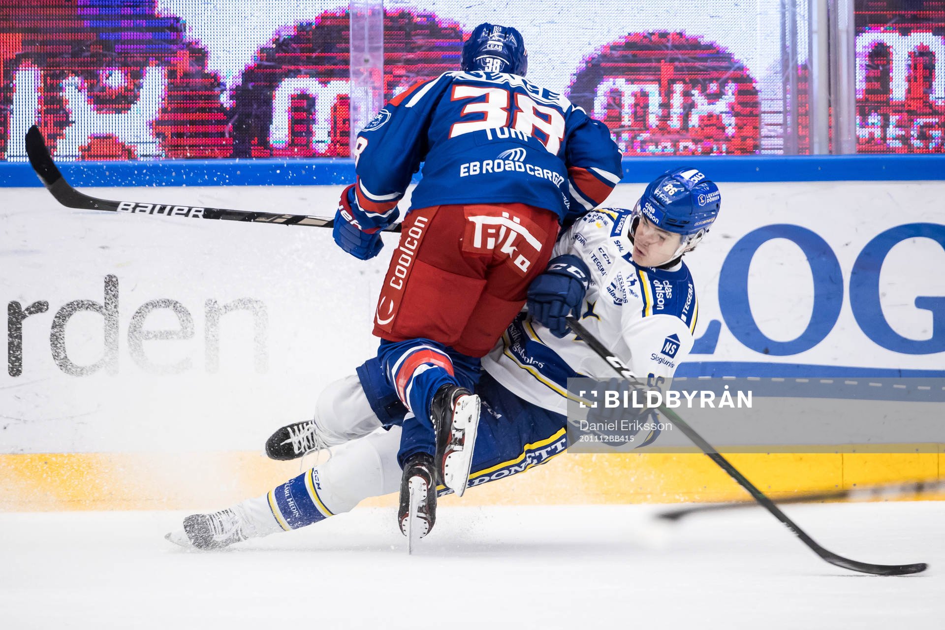 Oskarshamns Nichlas Torp tacklar Leksands Nils Åman