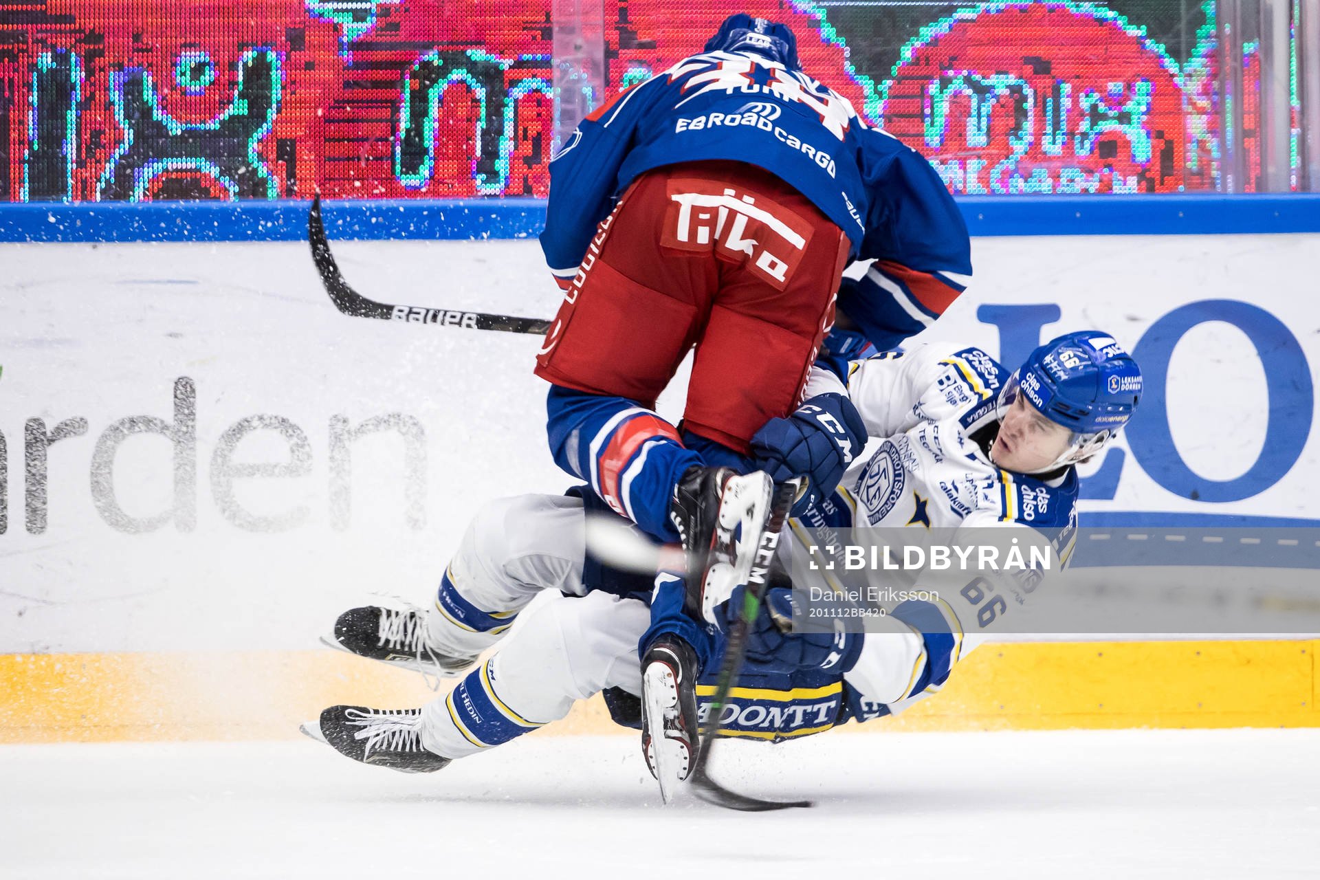 Oskarshamns Nichlas Torp tacklar Leksands Nils Åman
