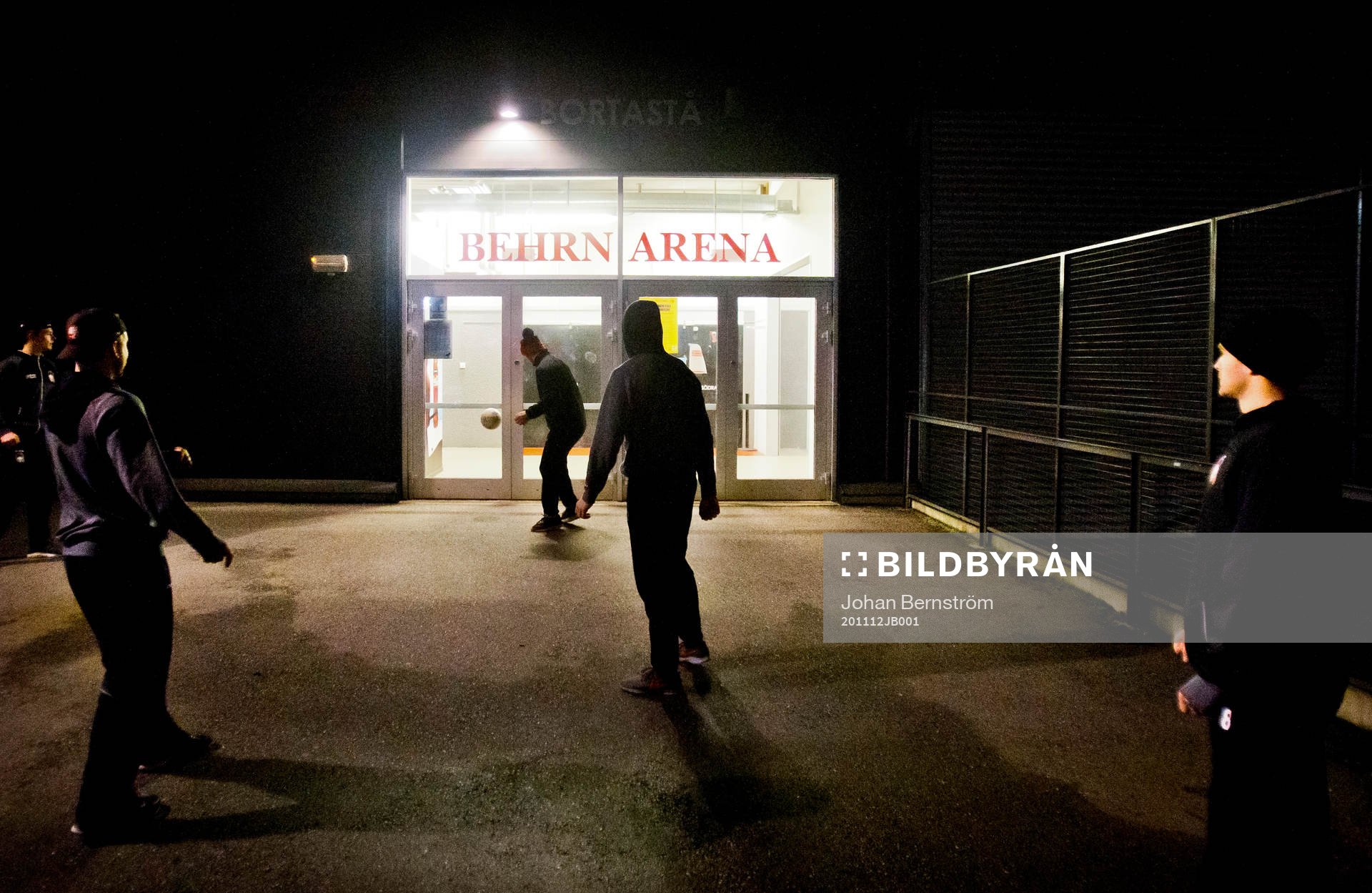 Malmö Redhawks spelarna värmer upp med fotboll utanför