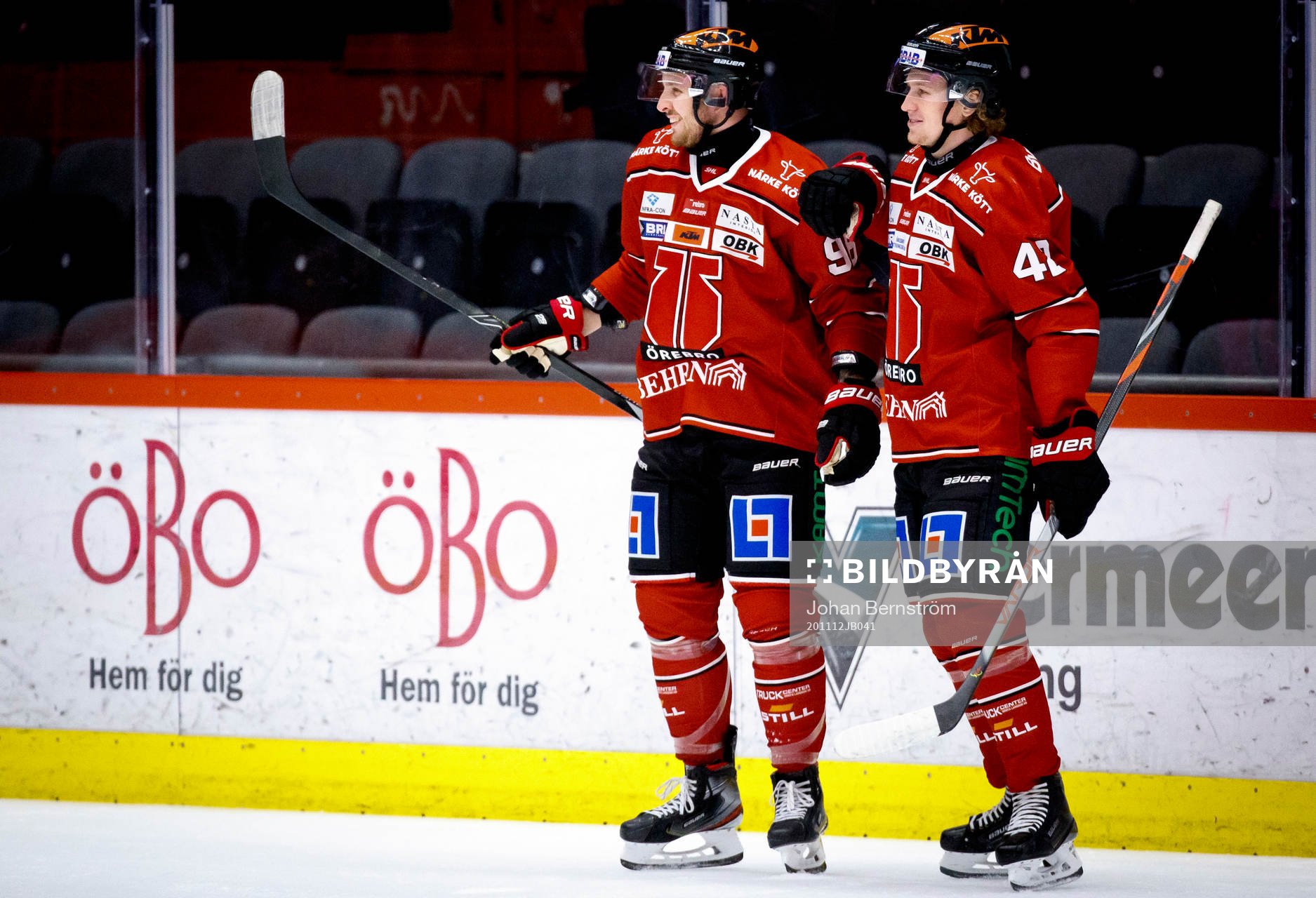Örebros Robin Kovacs jublar med Robin Salo vid 4-1