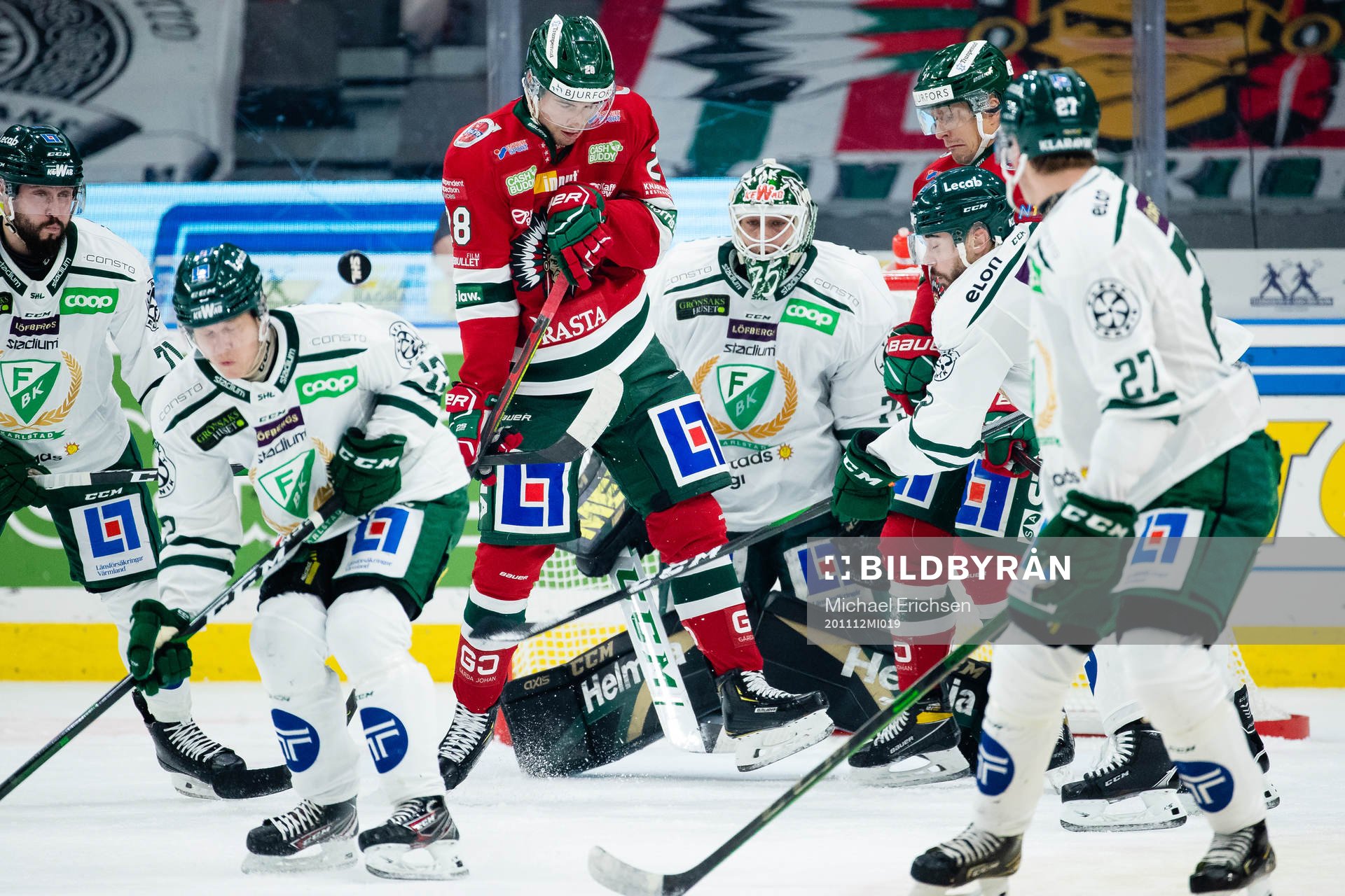 Frölundas Johan Sundström oroar framför Färjestads