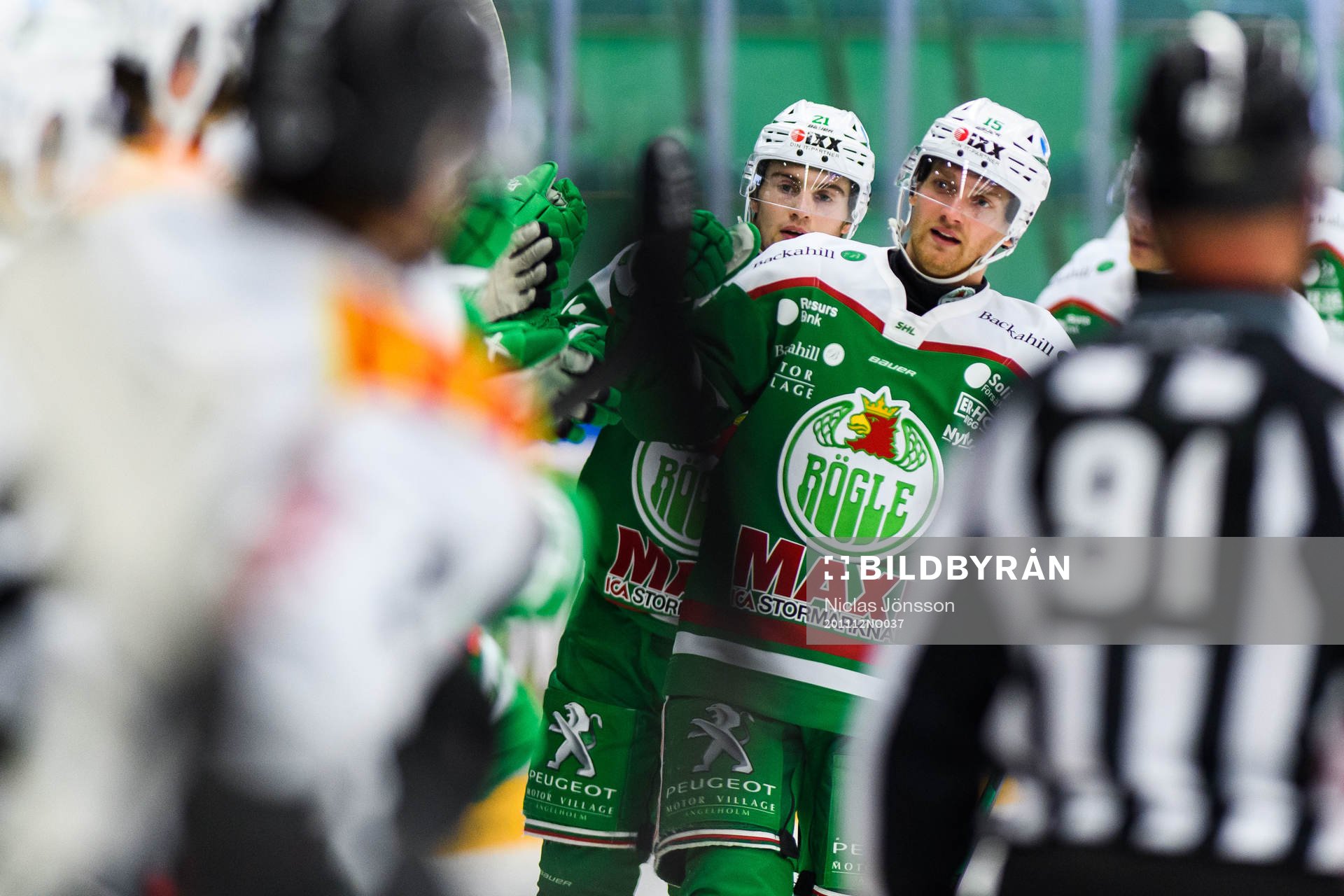 Rögles Nils Höglander och Simon Ryfors jublar