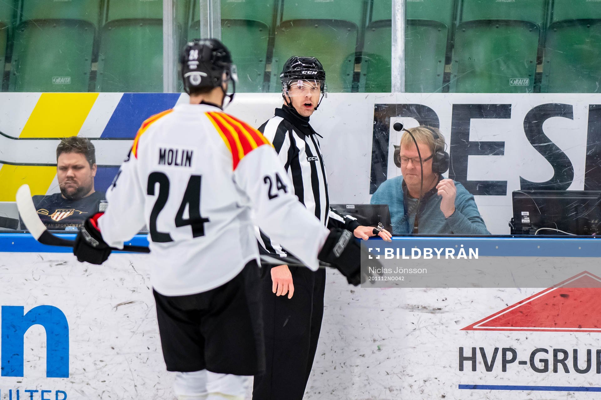Domare Mikael Andersson i samspråk med Brynäs Emil Molin