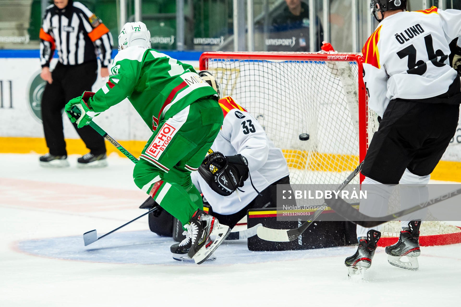 Rögles Daniel Zaar gör 1-0 bakom Brynäs målvakt Samuel