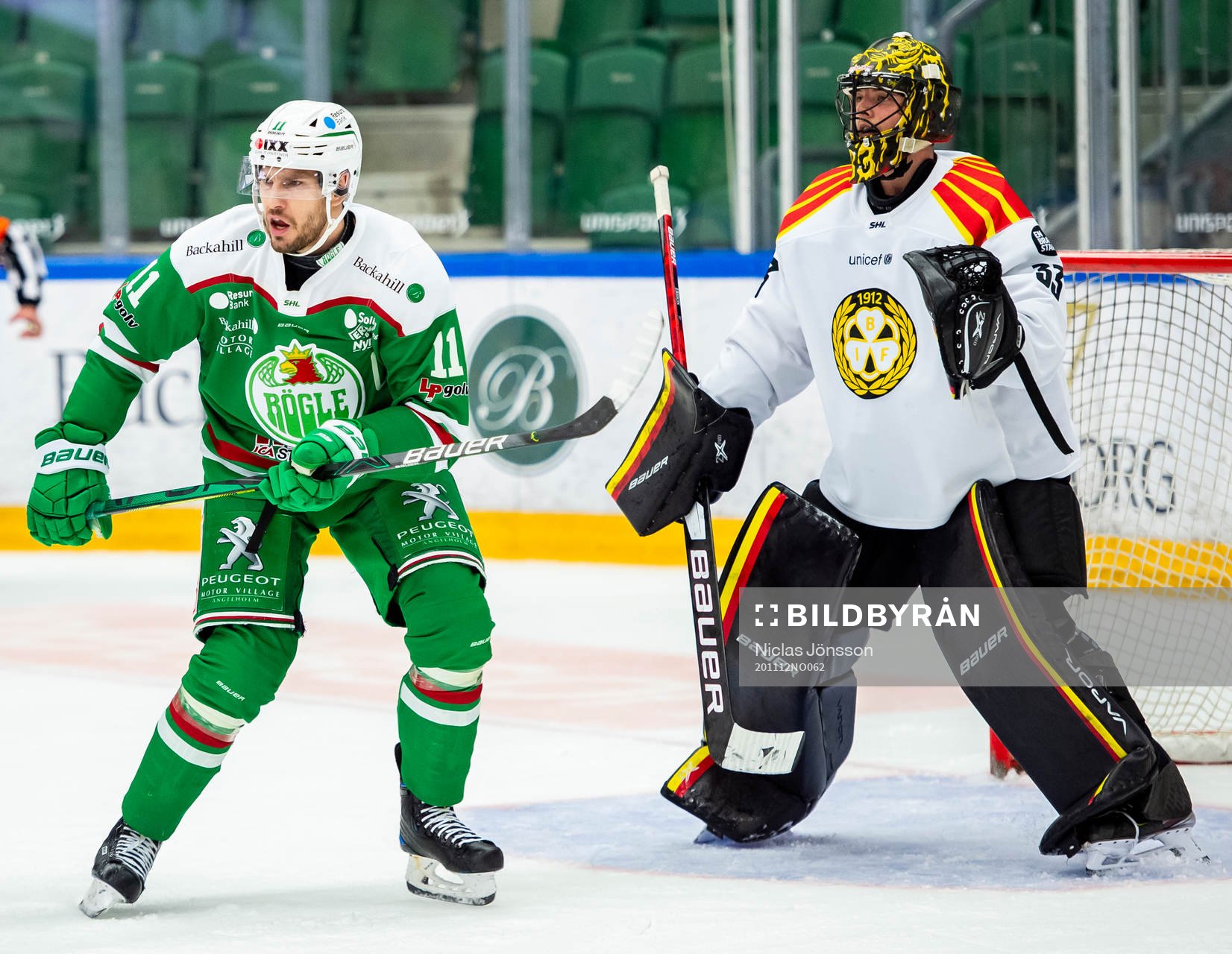 Rögles Mattias Sjögren oroar framför Brynäs målvakt