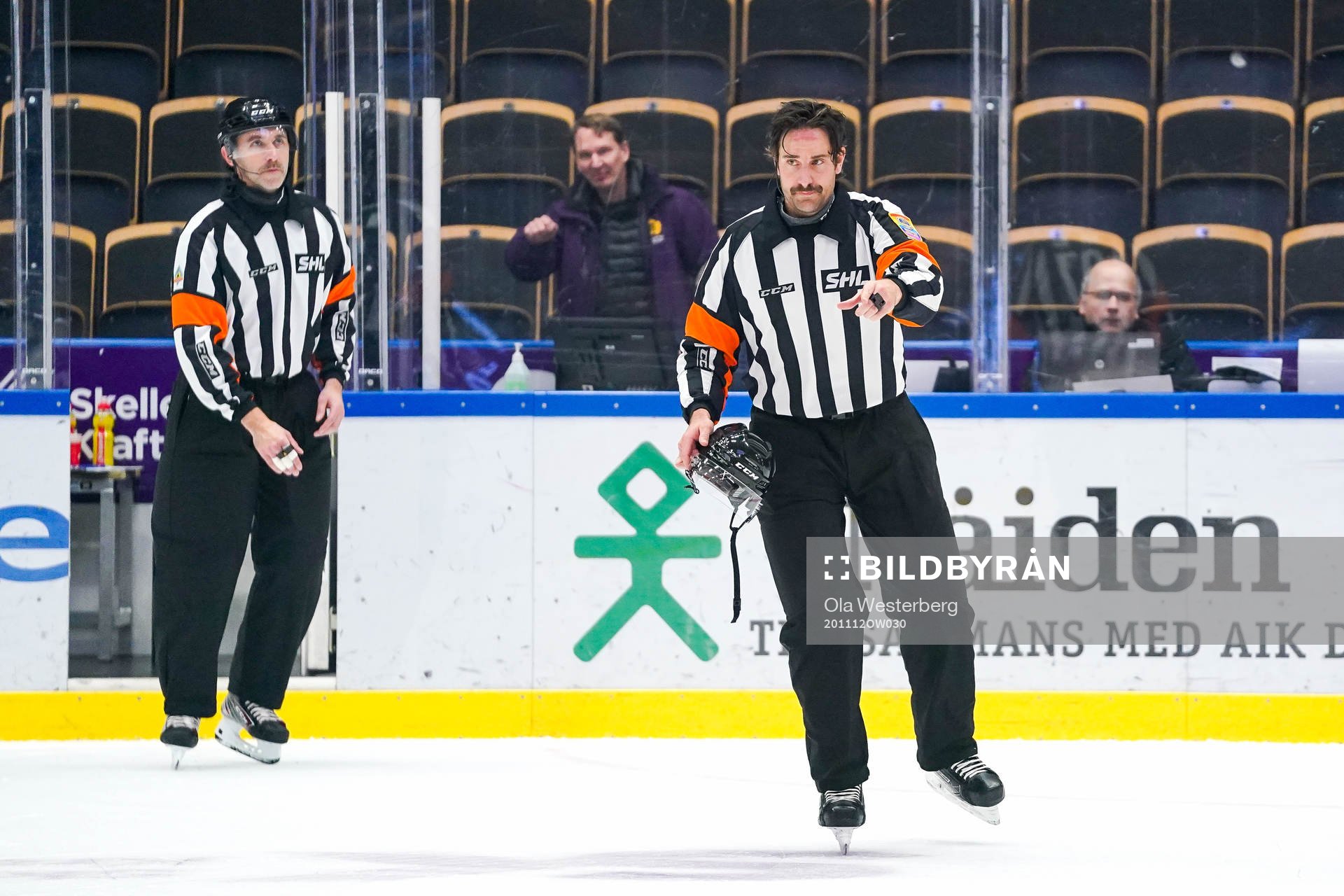 Domare Mikael Sjöqvist (th) och Linus Öhlund (tv) dömer