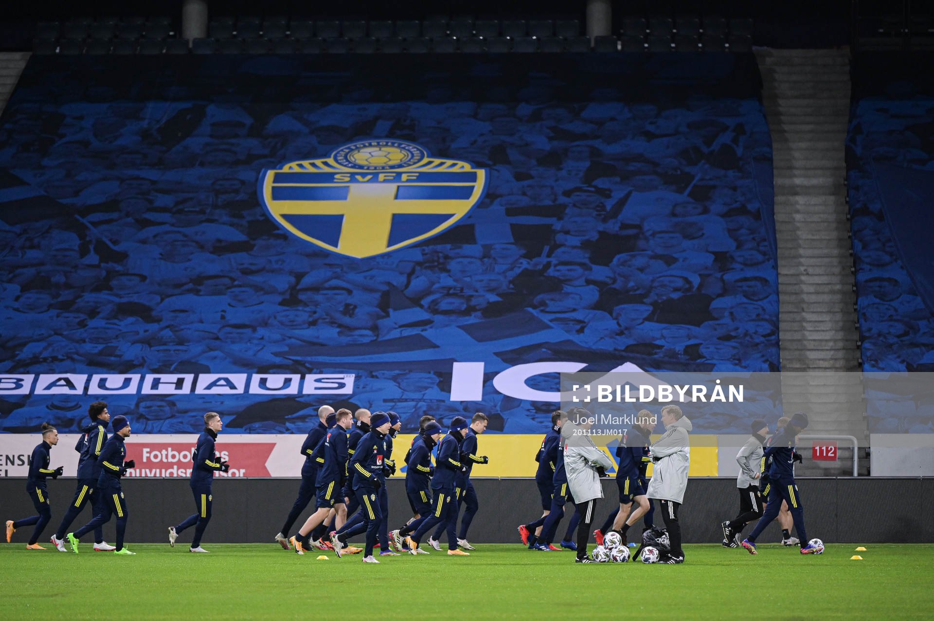 Assistant coach Peter Wettergren and players of the Swedish