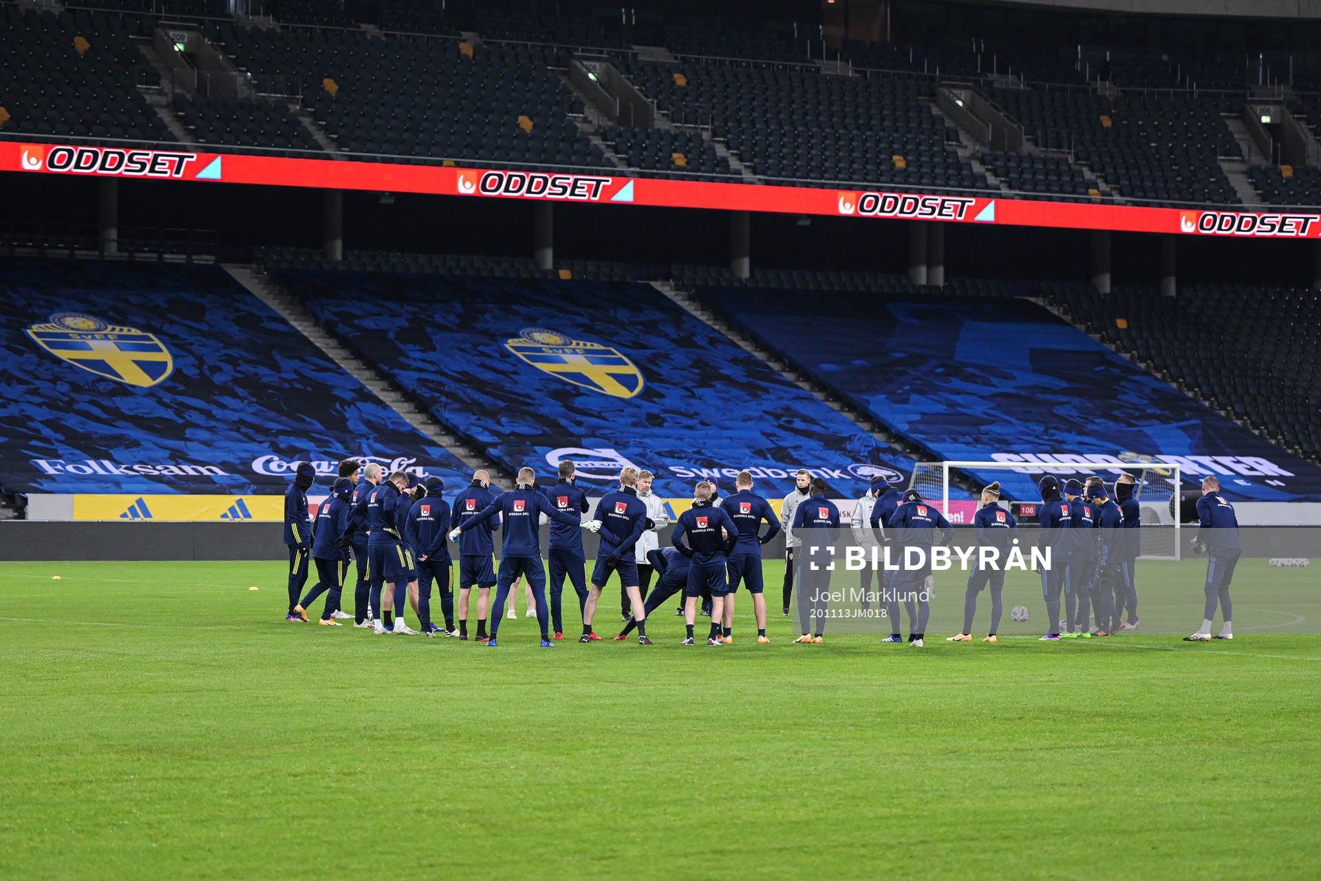Assistant coach Peter Wettergren and players of the Swedish