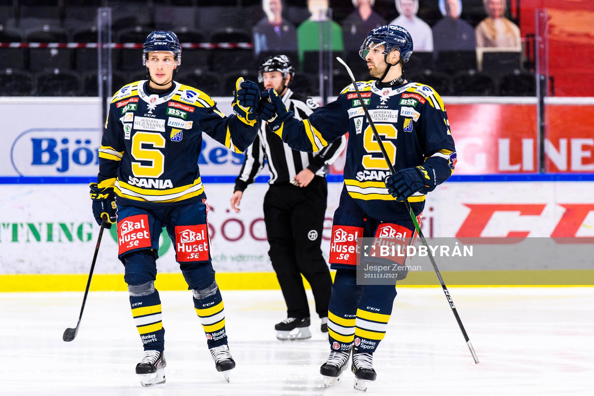 Södertäljes Evan Bouchard jublar