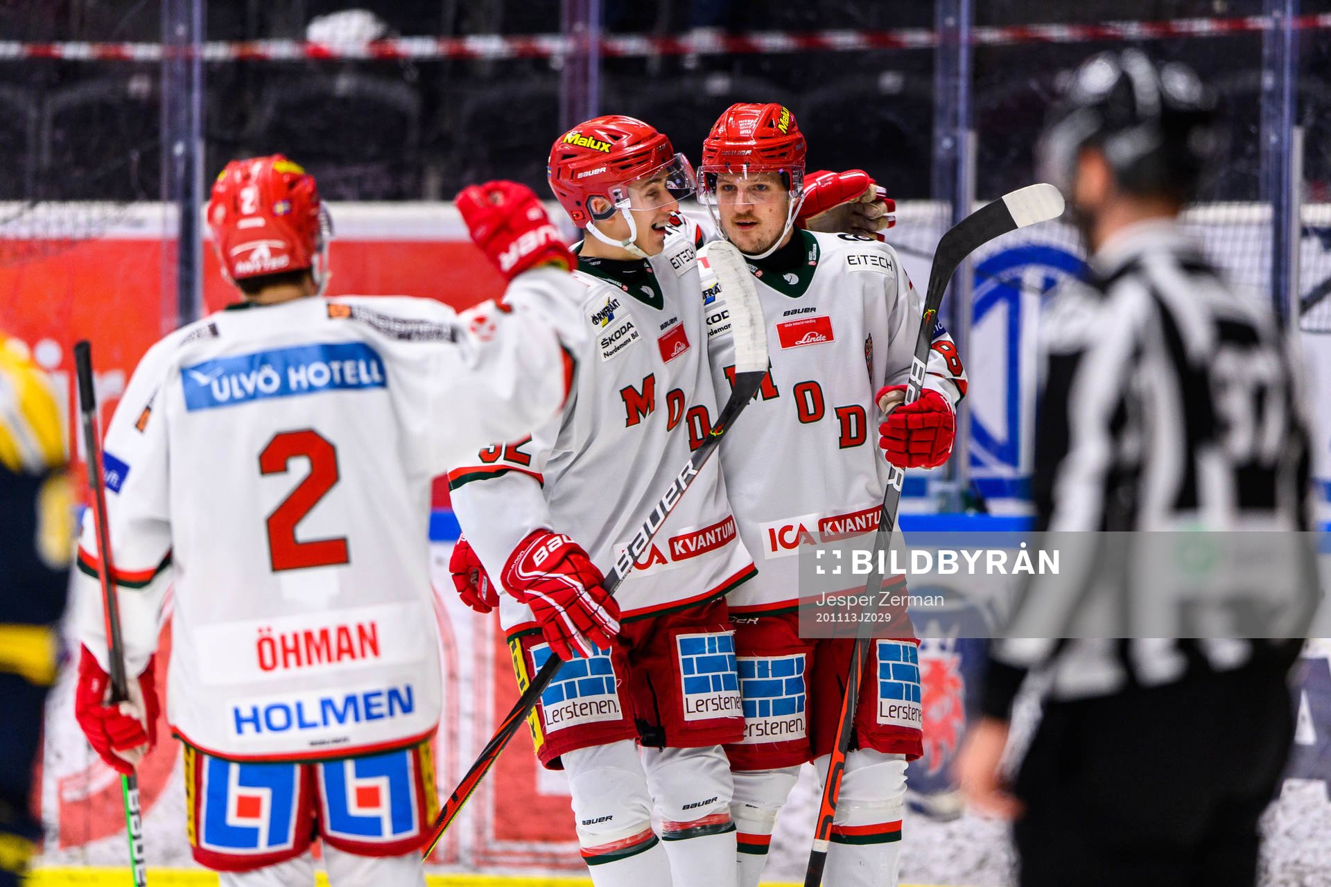 Modos Patrik Karlkvist jublar med lagkamrater