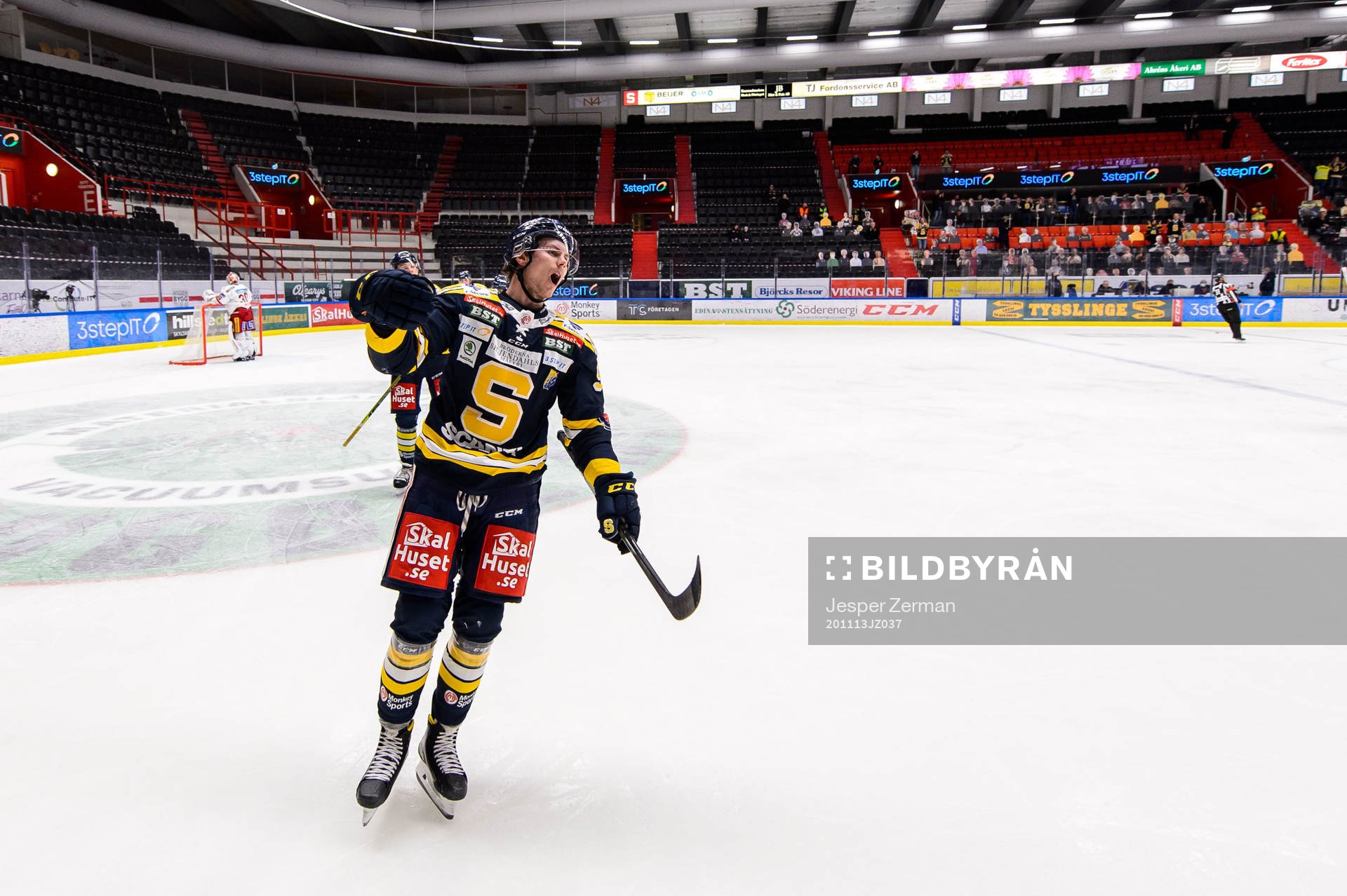 Södertäljes Nick Olesen jublar