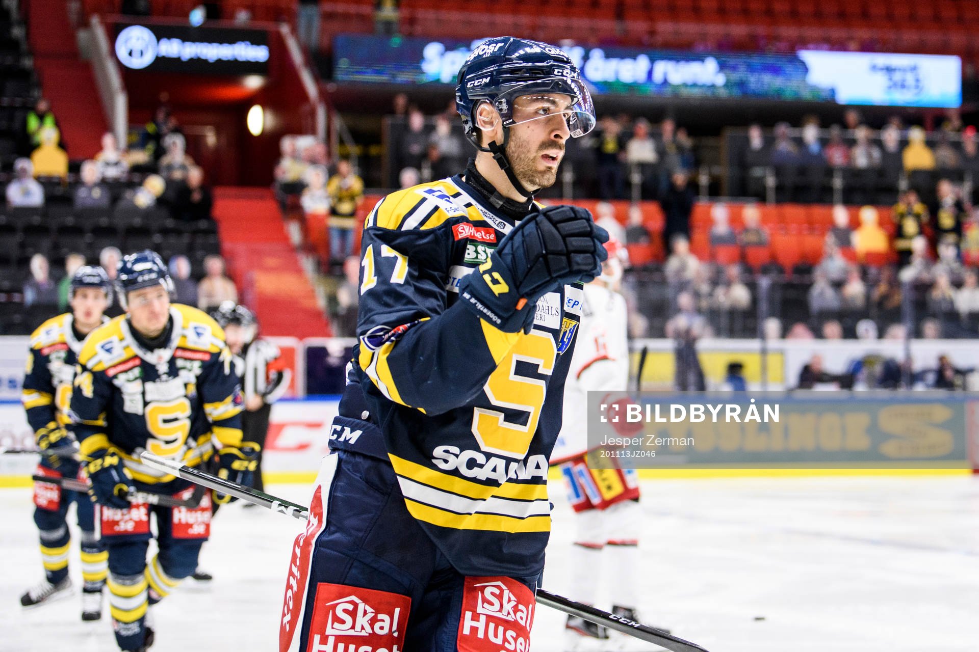 Södertäljes Evan Bouchard jublar