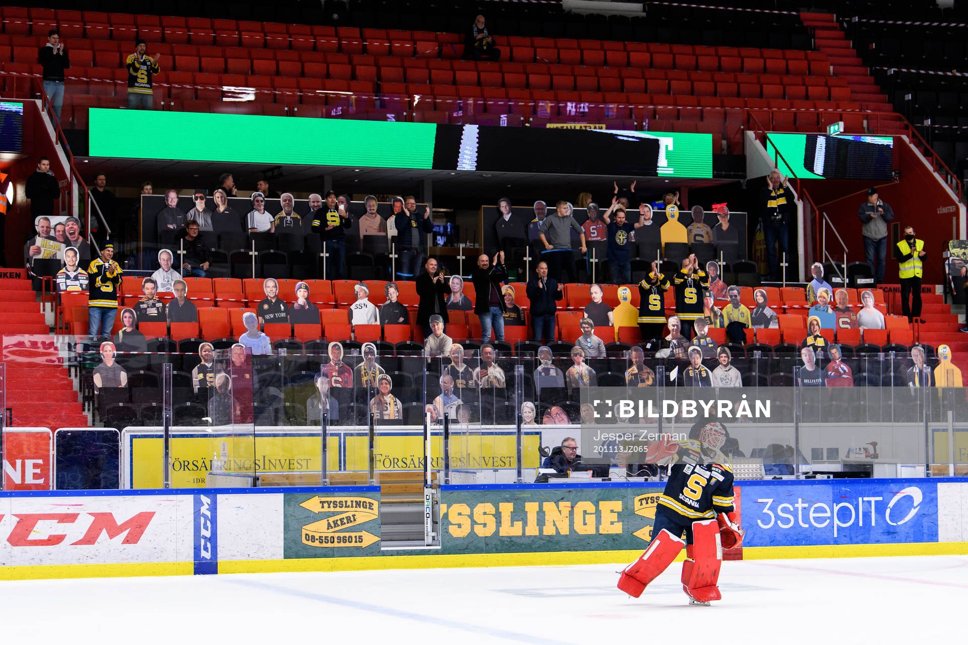 Södertäljes målvakt Filip Gustavsson tackar publiken